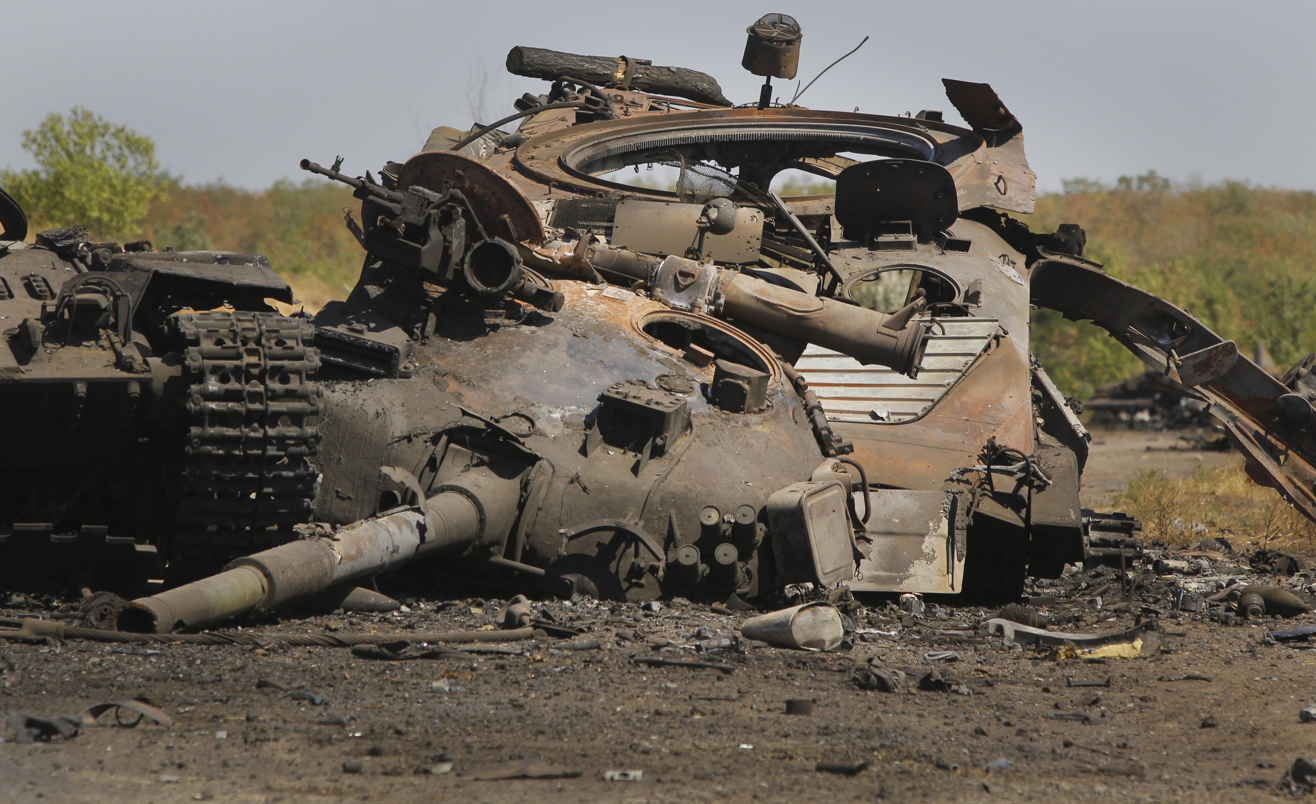 Разрыв танков. Подбитый танк т72 в Карабахе. Т 72бм Иловайский котёл. Танк т80 после боя.