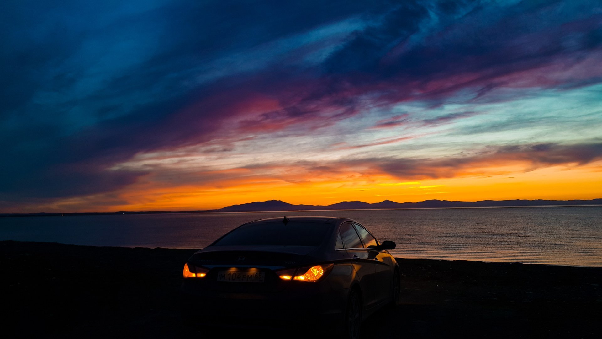 Автомобиль красиво на закате