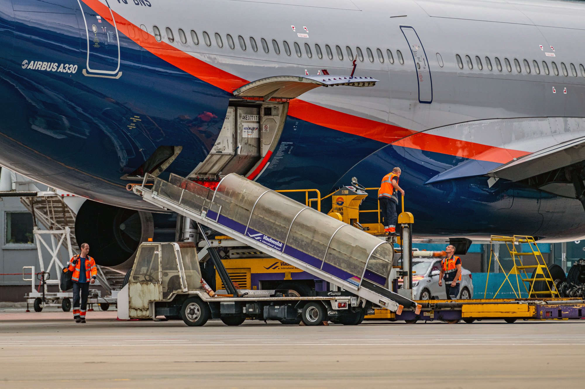 Аэрофлот владивосток. Грузовой отсек а320. Boeing 777 грузовой отсек. Грузовые авиаперевозки Аэробус 330. Боинг 777 багажный отсек.