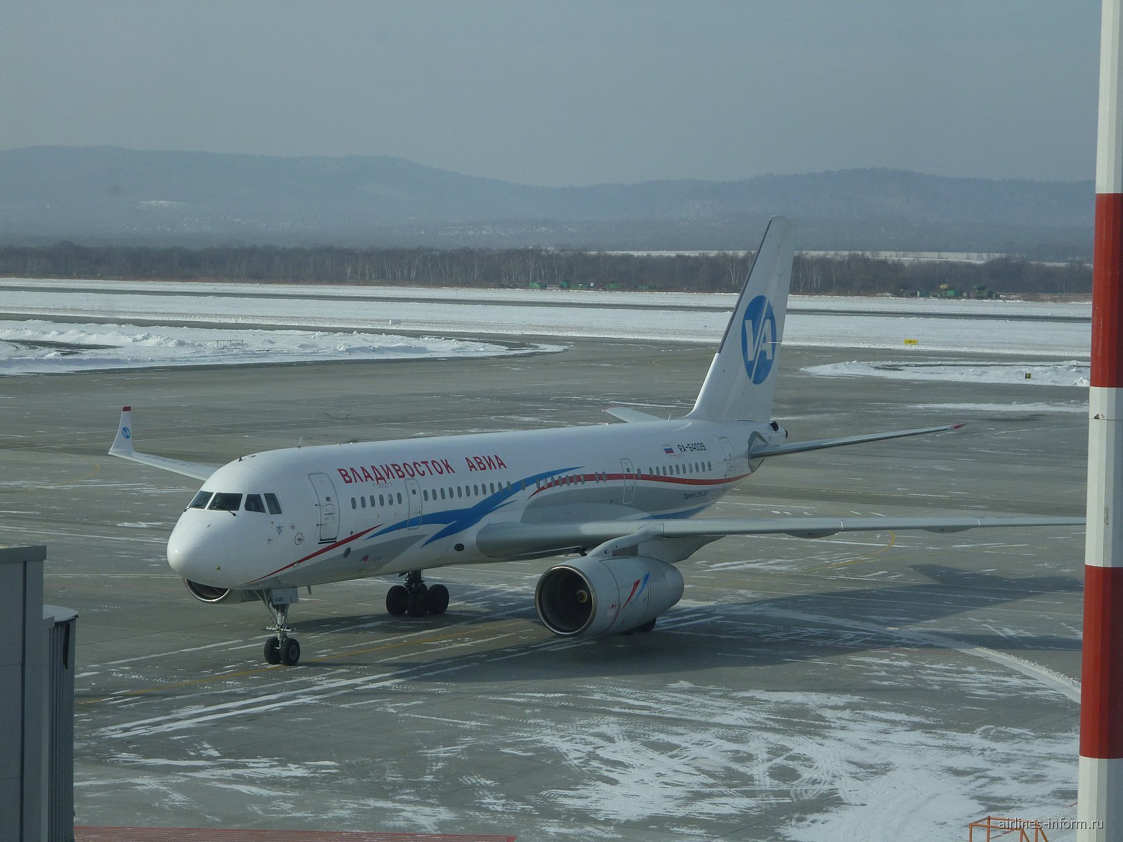 Самолет владивосток. Ту-204-300 Владивосток авиа. Ту 204 Владивосток авиа. Ту 204 Аэрофлот. Ту 204 владавиа.