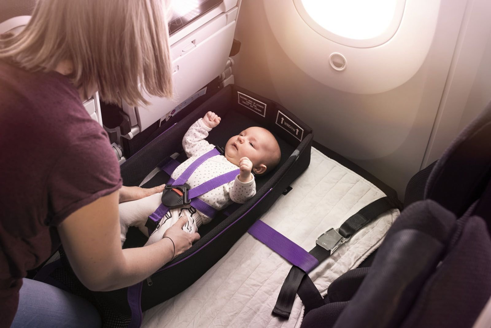 Люлька перевозка. S7 люлька для новорожденных в самолете. Детские люльки в самолете Боинг 777. Airbus a320 люлька для новорожденных. Qatar Airways люлька для грудничков.