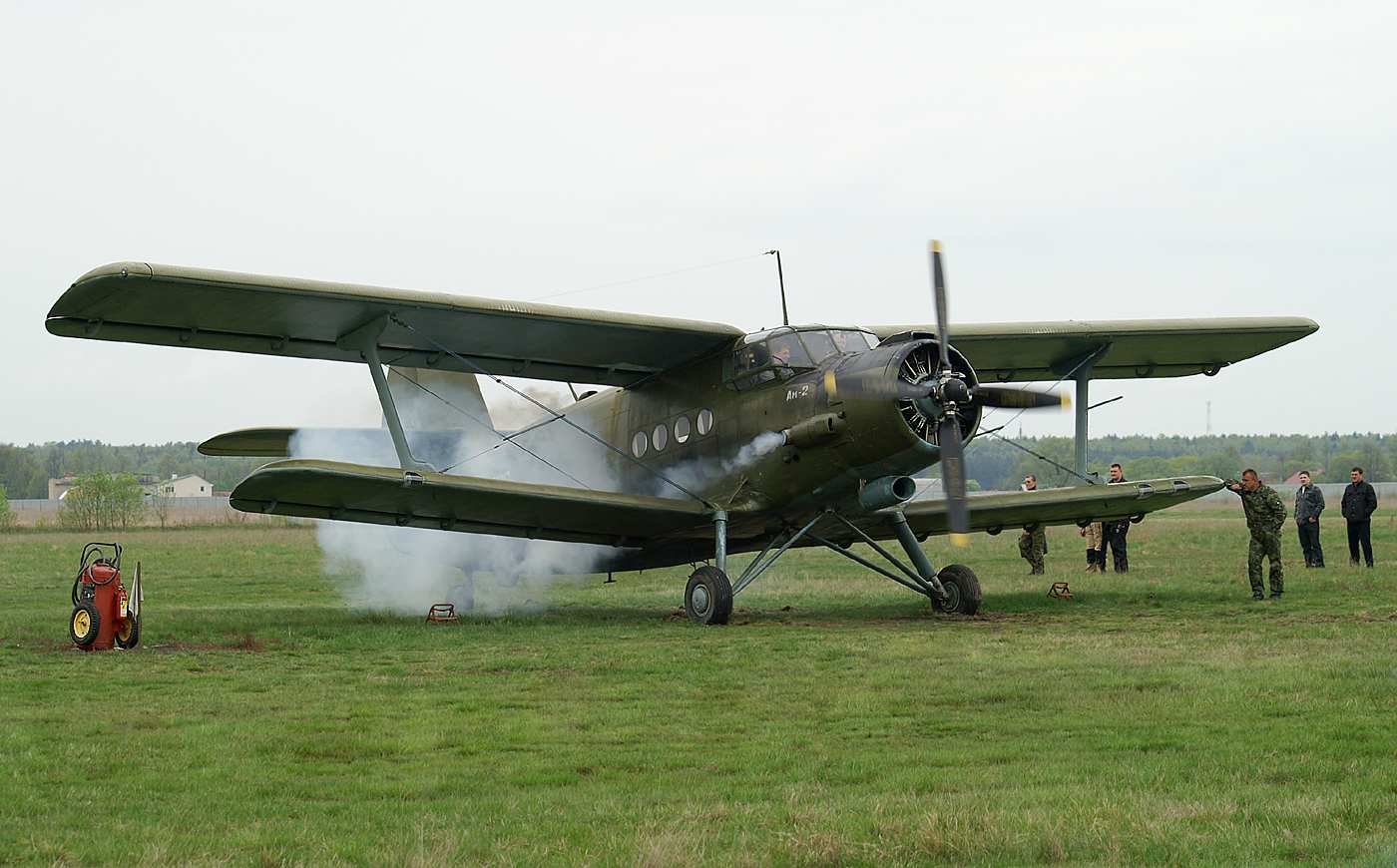 Биплан ан 2. Кукурузник АН-2 пассажирский. Кукурузник ан2 беспилотник. АН 2 Волосово. Военный самолет ан2.