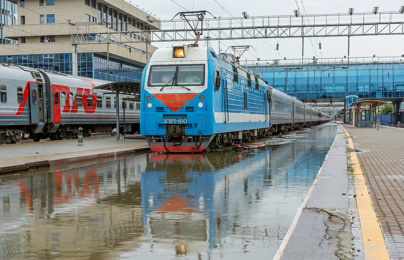 Поезда в крым через москву. Станция Ростов главный эп1м. Поезд Таврия эп1м. Эп1м 610. Эп1м в Москве.