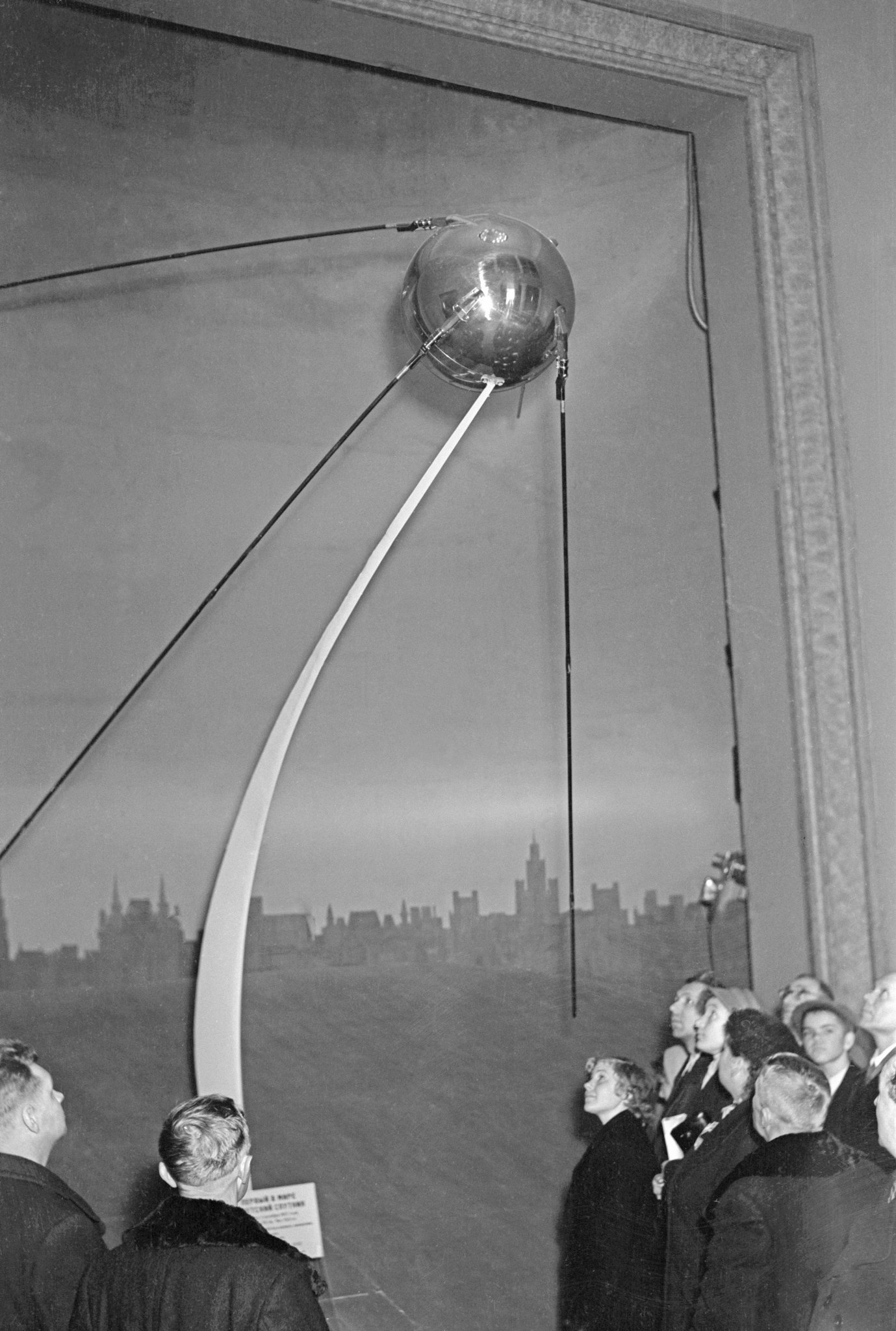 1957 первый в истории искусственный спутник. Первый искусственный Спутник земли 1957. Первый искусственный Спутник земли 1957 Королев. 4 Октября 1957-первый ИСЗ "Спутник" (СССР)..