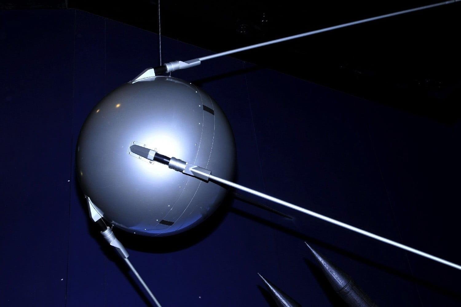 Первый спутник картинка. Первый искусственный Спутник земли 1957. Спутник-1 искусственный Спутник. Спутник 1 первый искусственный Спутник земли. Искусственные спутники земли ИСЗ.