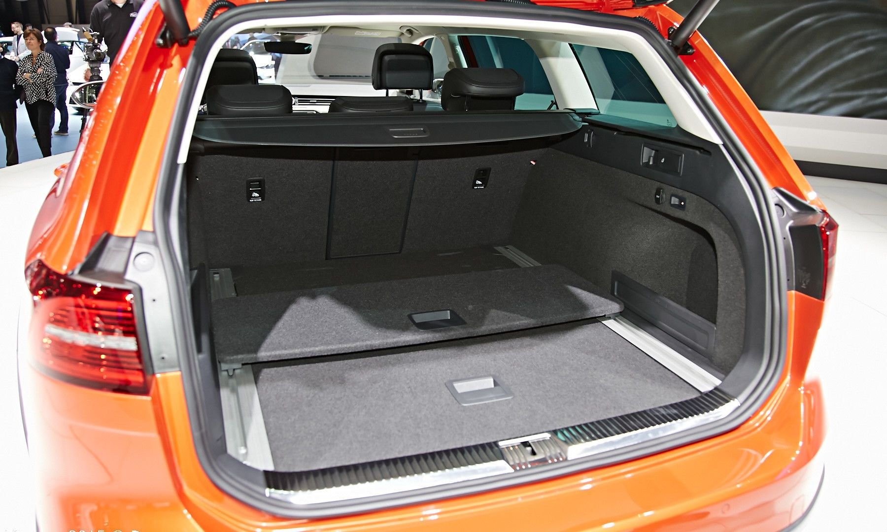 Авито багажник универсал. Volkswagen Passat Alltrack багажник. VW Alltrack 2020 багажник. Passat b8 Alltrack багажник. Volkswagen Passat Alltrack 2023 багажник.