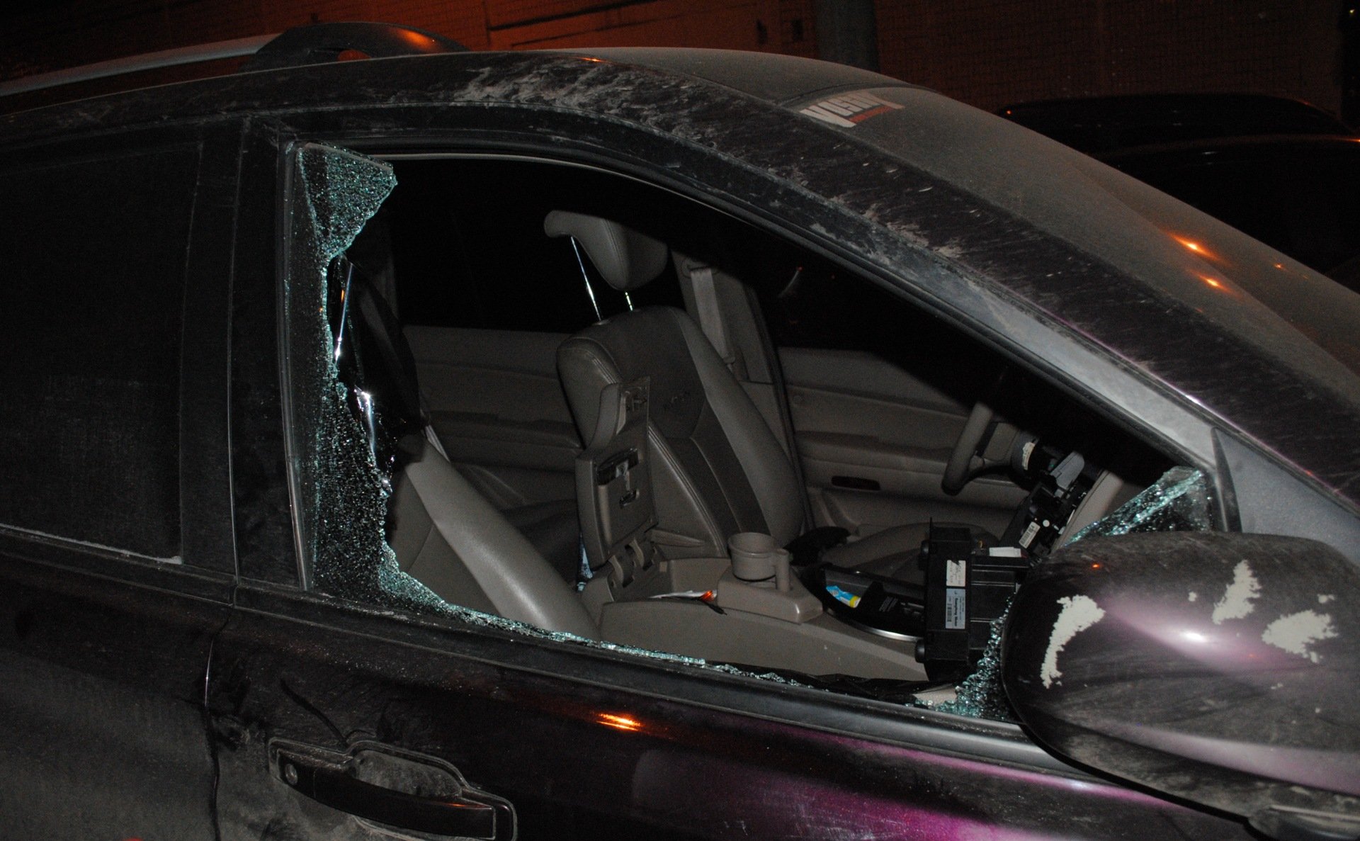 Разбили машину ночью. Разбивает стекло авто. Разбитое окно машины. Разбитое боковое стекло автомобиля. Разбитое автомобильное стекло.