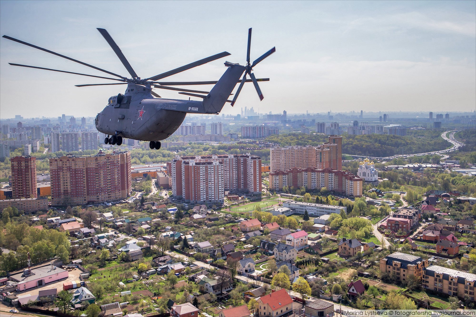 Летают вертолеты сегодня москва почему. Вертолет над городом. Вертолет над Москвой. Самый высотный вертолет. Вертолет над Химками.