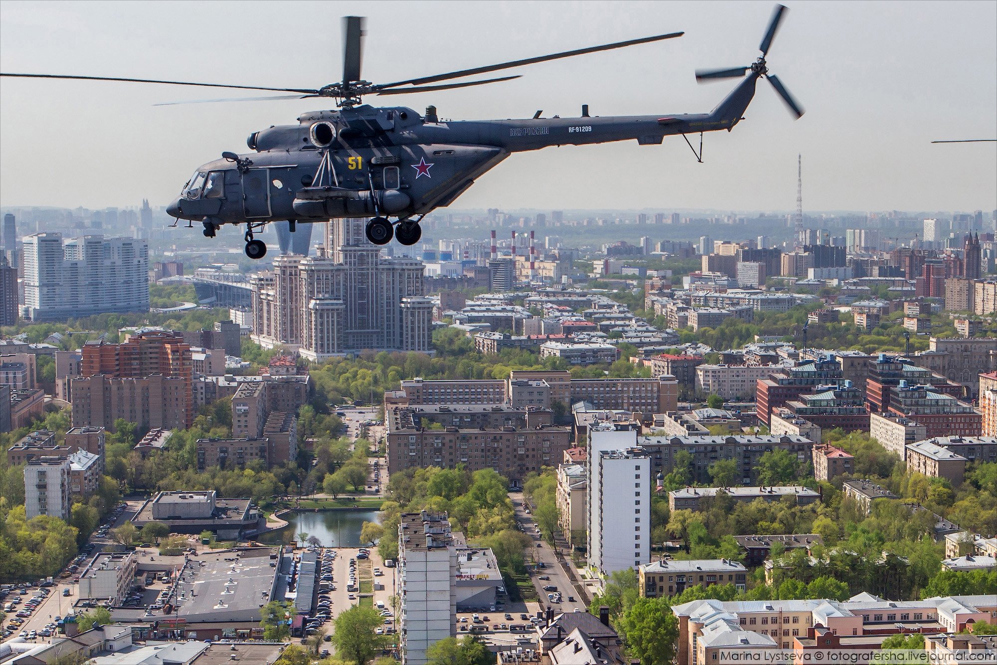 Вертолеты над санкт петербургом. Москва с высоты вертолета. Высота вертолета.