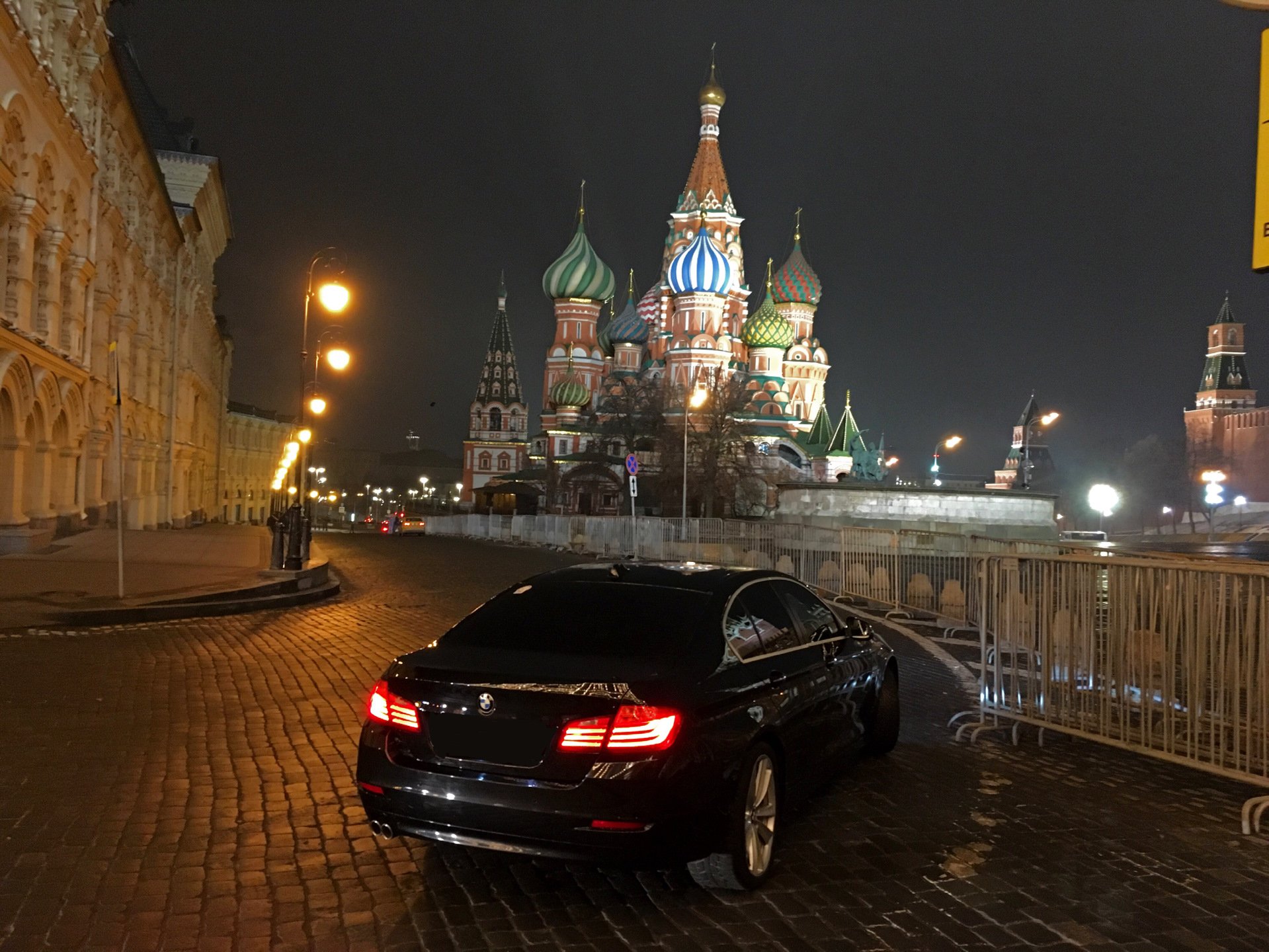 Москва 2 видная. BMW m5 Kremlin. БМВ м5 2022 ночью Москва. BMW e60 возле Кремля. БМВ м5 по Москве.