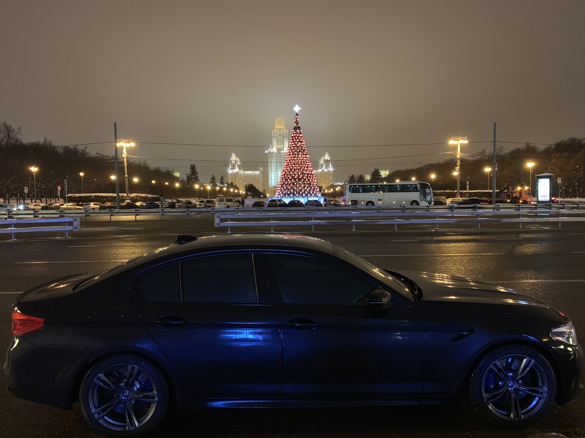 Бмв м5 москва. BMW m5 Moscow. BMW m5 f90 Москва. BMW m5 f90 ночью. БМВ м5 Санкт Петербург.