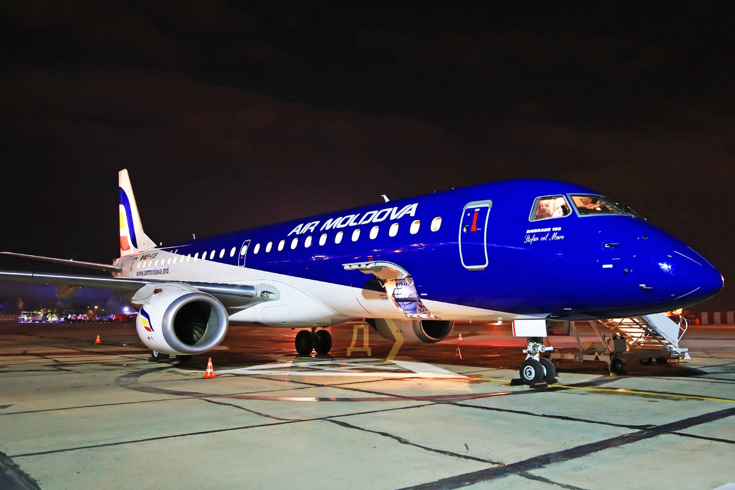 Эйр молдова. Авиакомпания Эйр Молдова. Embraer 190. Embraer 120 Air Moldova. Молдавский самолет.