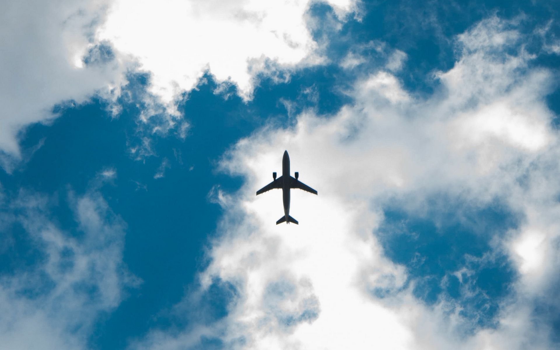 Самолетик лети. Самолет в небе. Самолет снизу в небе. Самолет на фоне облаков. Маленький самолет в небе.