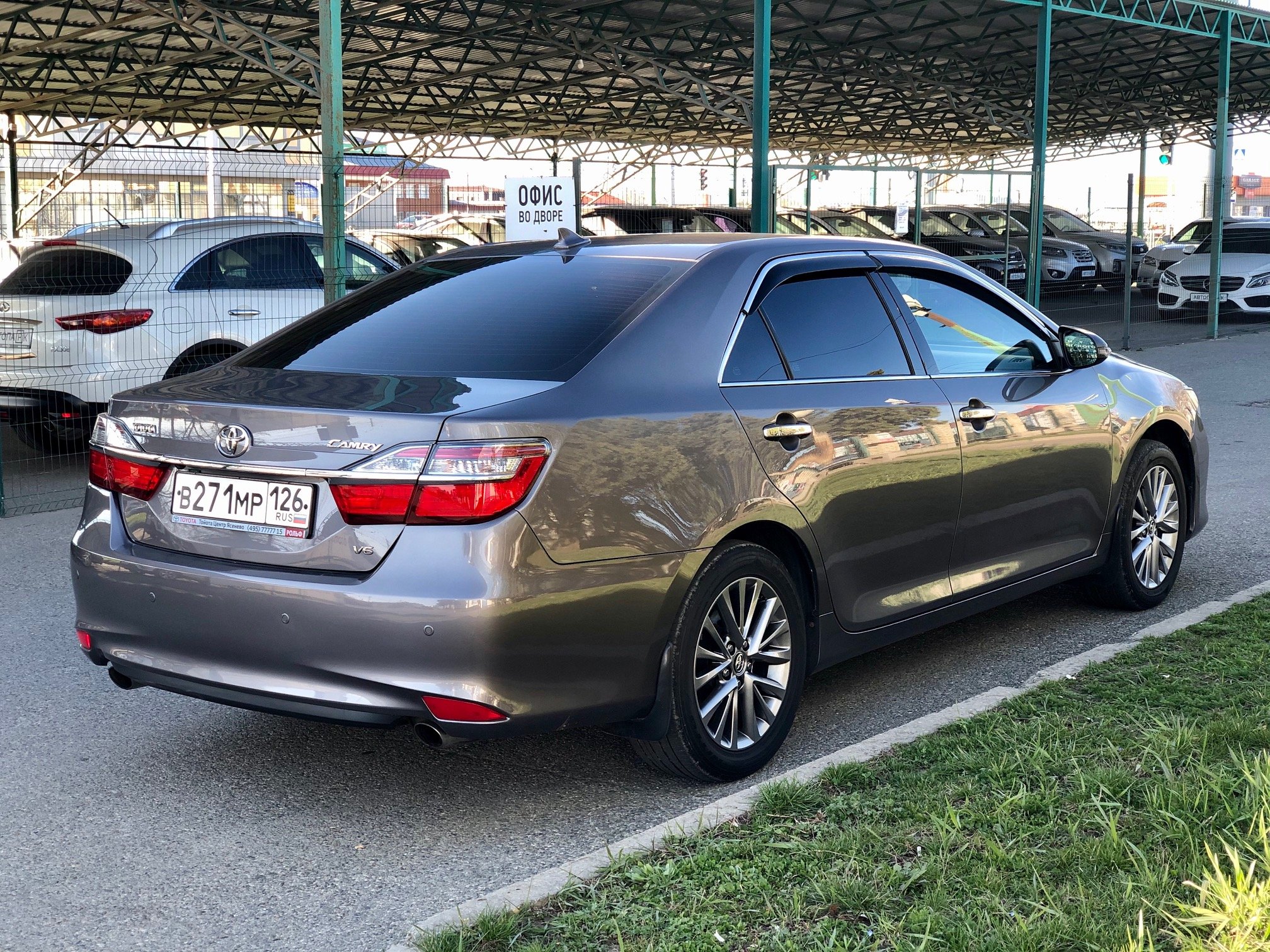 Тойота серый металлик. Тойота Камри серая. Toyota Camry 3.5 Luxe. Камри 50 серая. Камри 55 темно серый металлик.