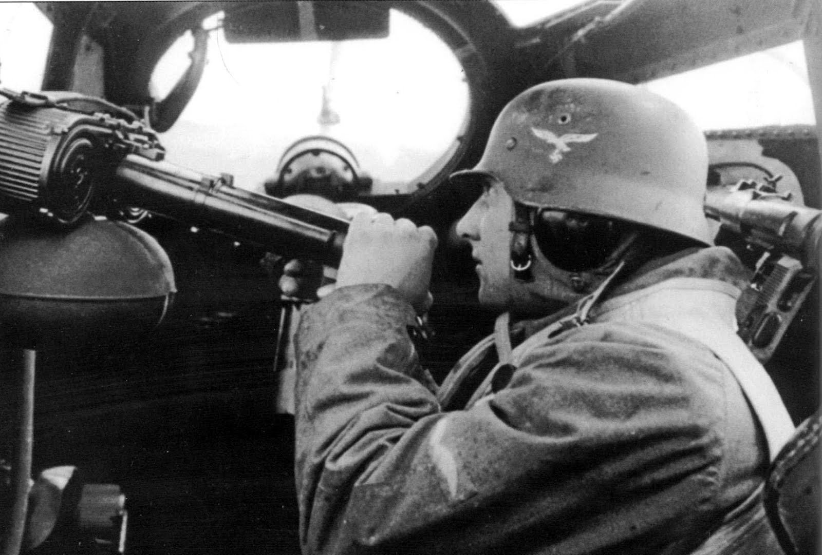 Воздушный стрелок 7 читать. MG-15 пулемёт на самолетах Люфтваффе. Люфтваффе (Вермахт). Бортстрелок бомбардировщика Люфтваффе. Авиационные пулеметы Германии 2 мировой.