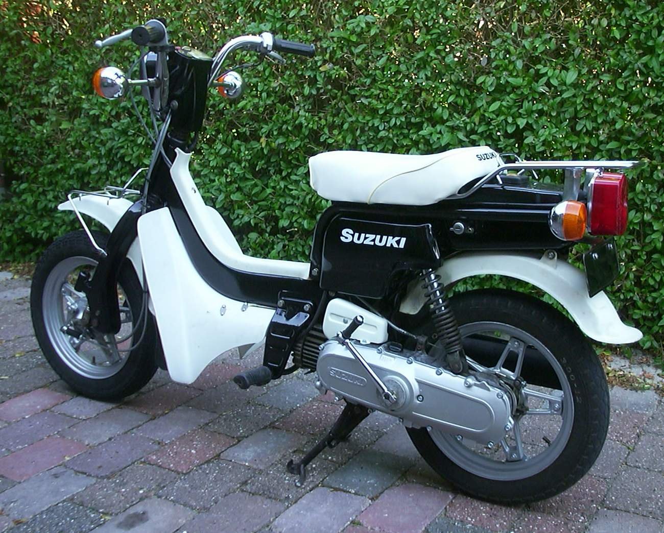 Скутер куб япония. Suzuki 50 кубов. Honda 50 кубов. Скутер Suzuki 50 кубов. Мопед Сузуки fz50.