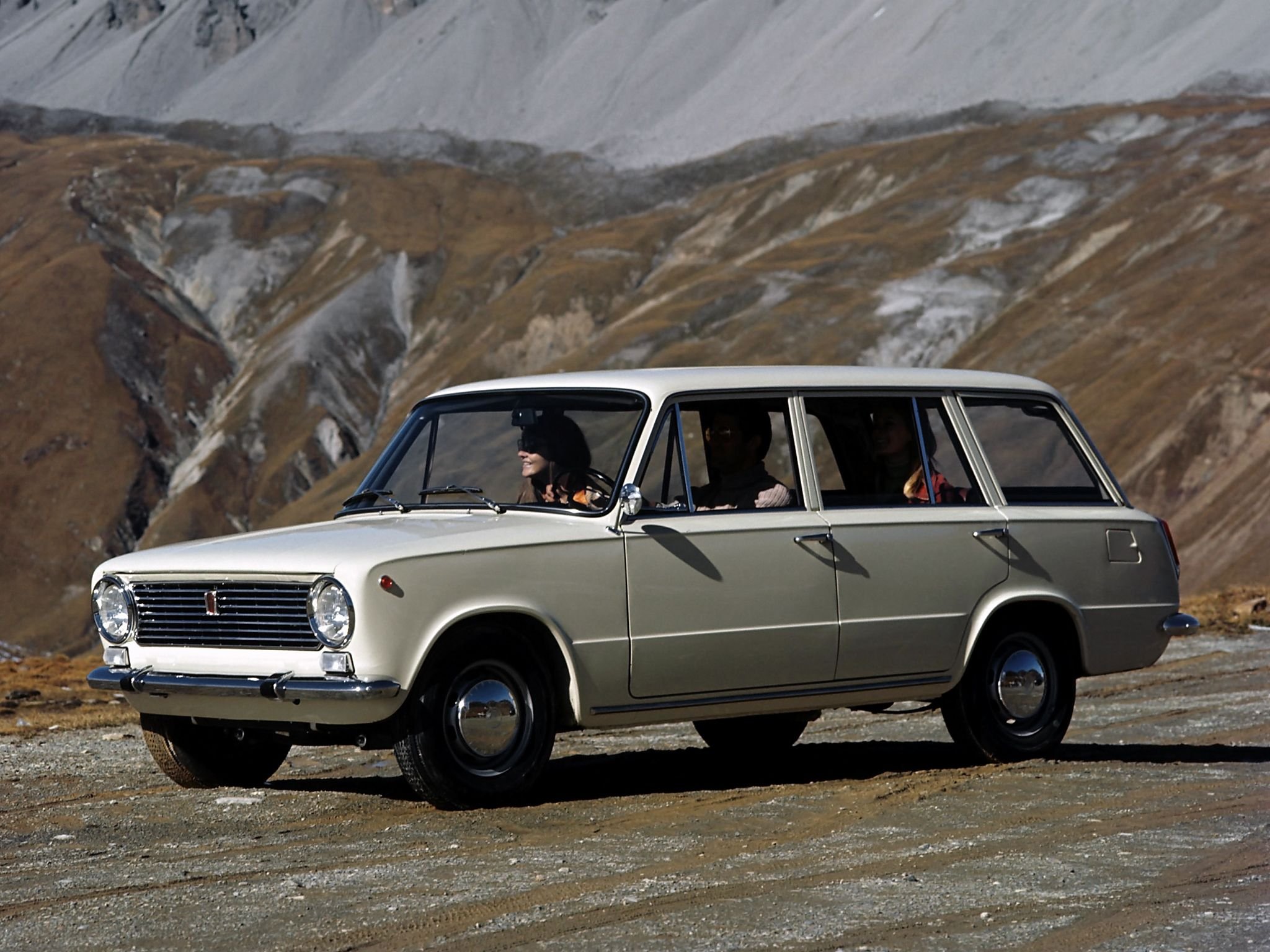 Автомобили ваз универсалы. Fiat 124 универсал. Фиат 124 familiare. Fiat 124 familiare и ВАЗ 2102. Fiat 124 1966.