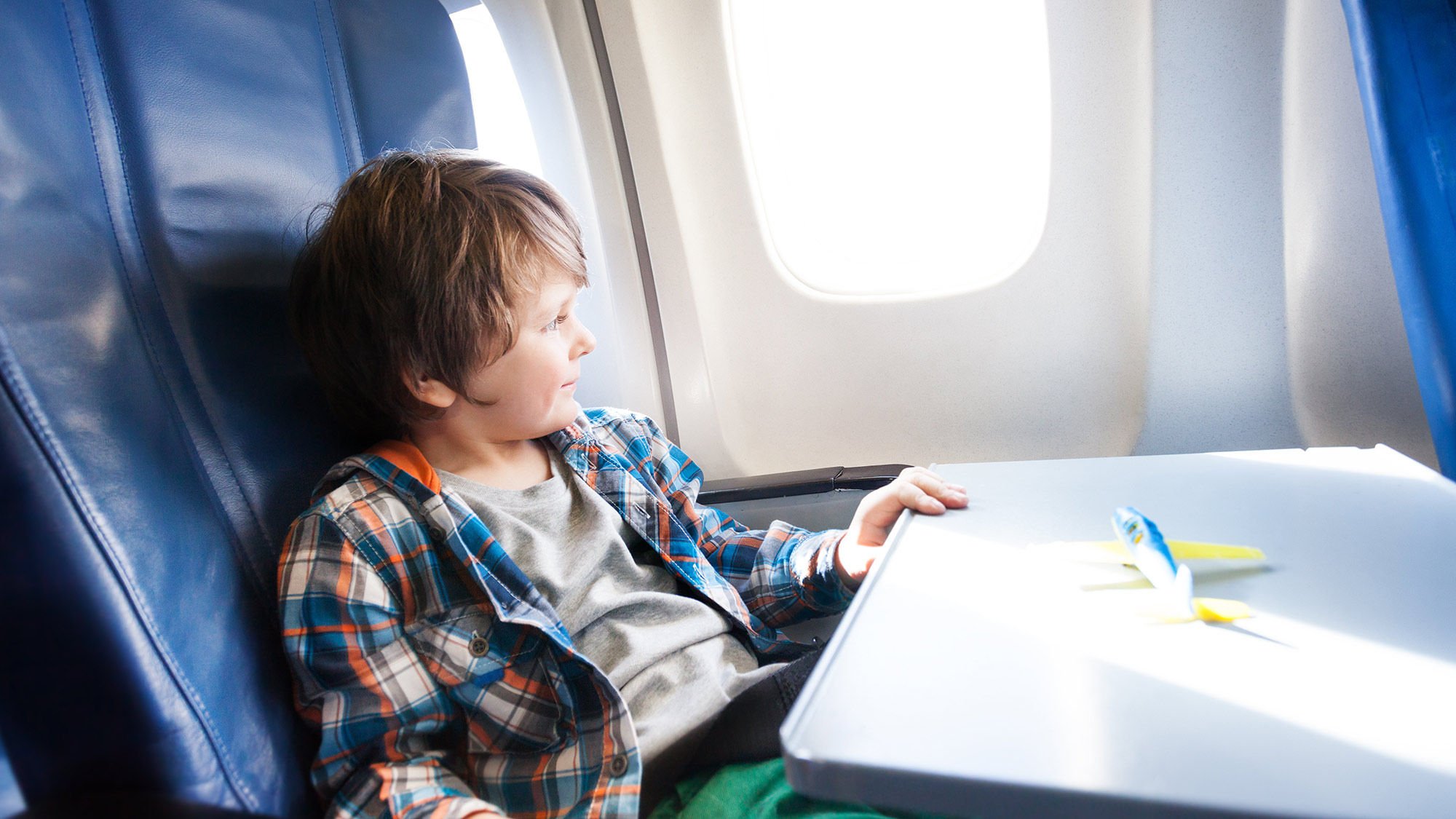 Дети в самолете без родителей. Подросток в самолете без сопровождения. Ребенок в самолете без сопровождения. Ребенок с самолетом в руках. Важно при путешествии с детьми на самолете.