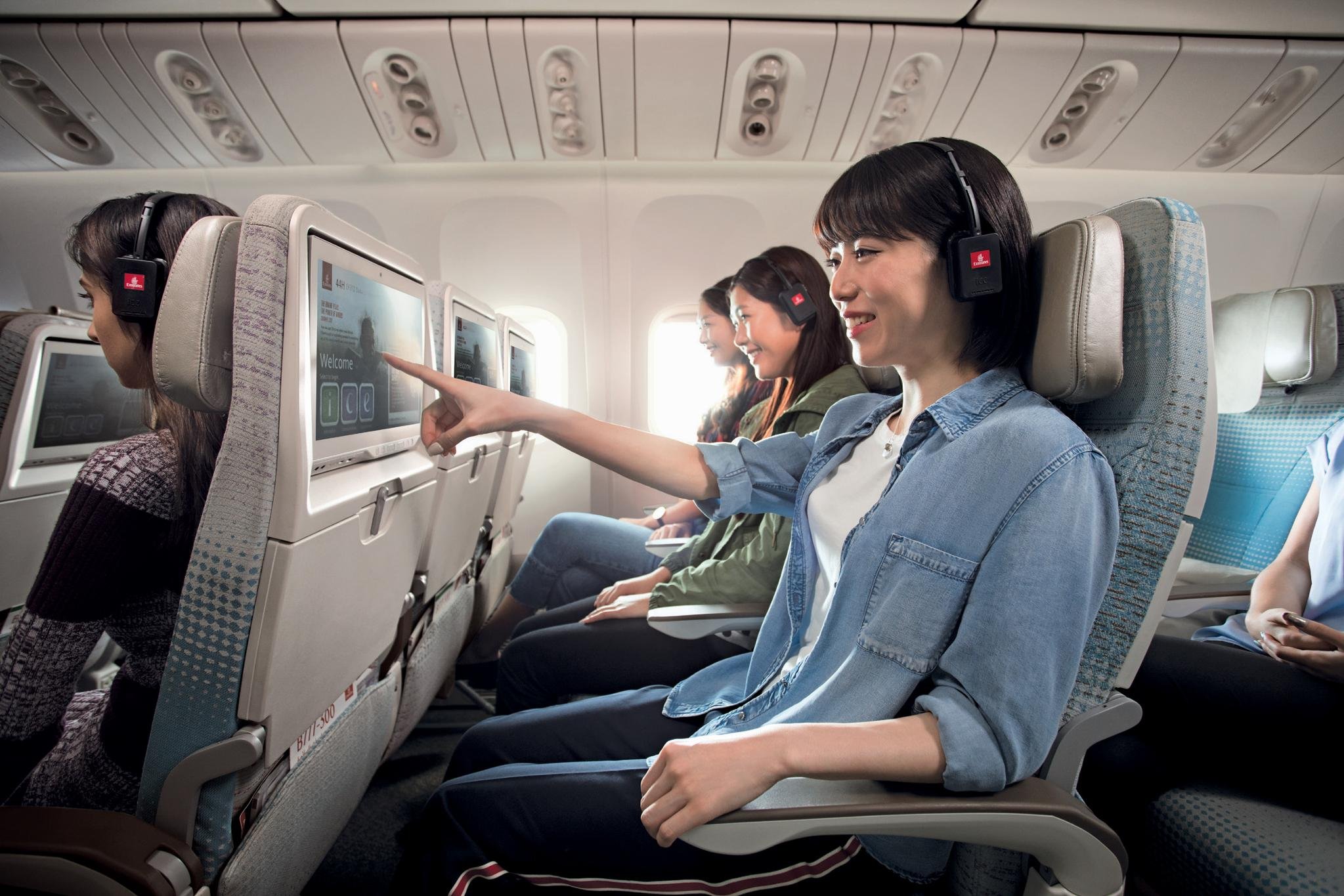 Телефон во время полета в самолете. Девушка в самолете. Телевизор в самолете. Телевизор сам. Самолет с пассажиром.