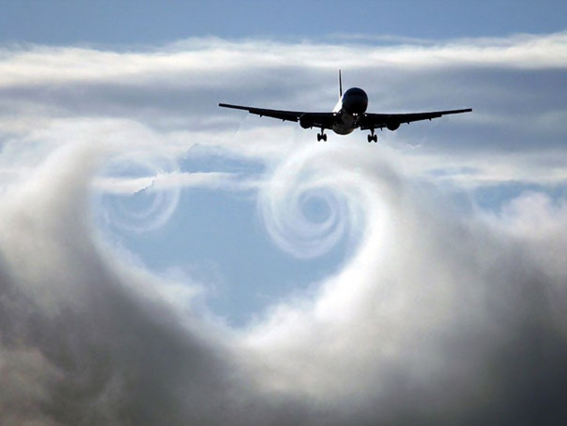 В небо для тебя взлетают самолеты. Самолет в небе. Cfvjktn DF yt,t. Самолет в облаках. Пролетающий самолет.