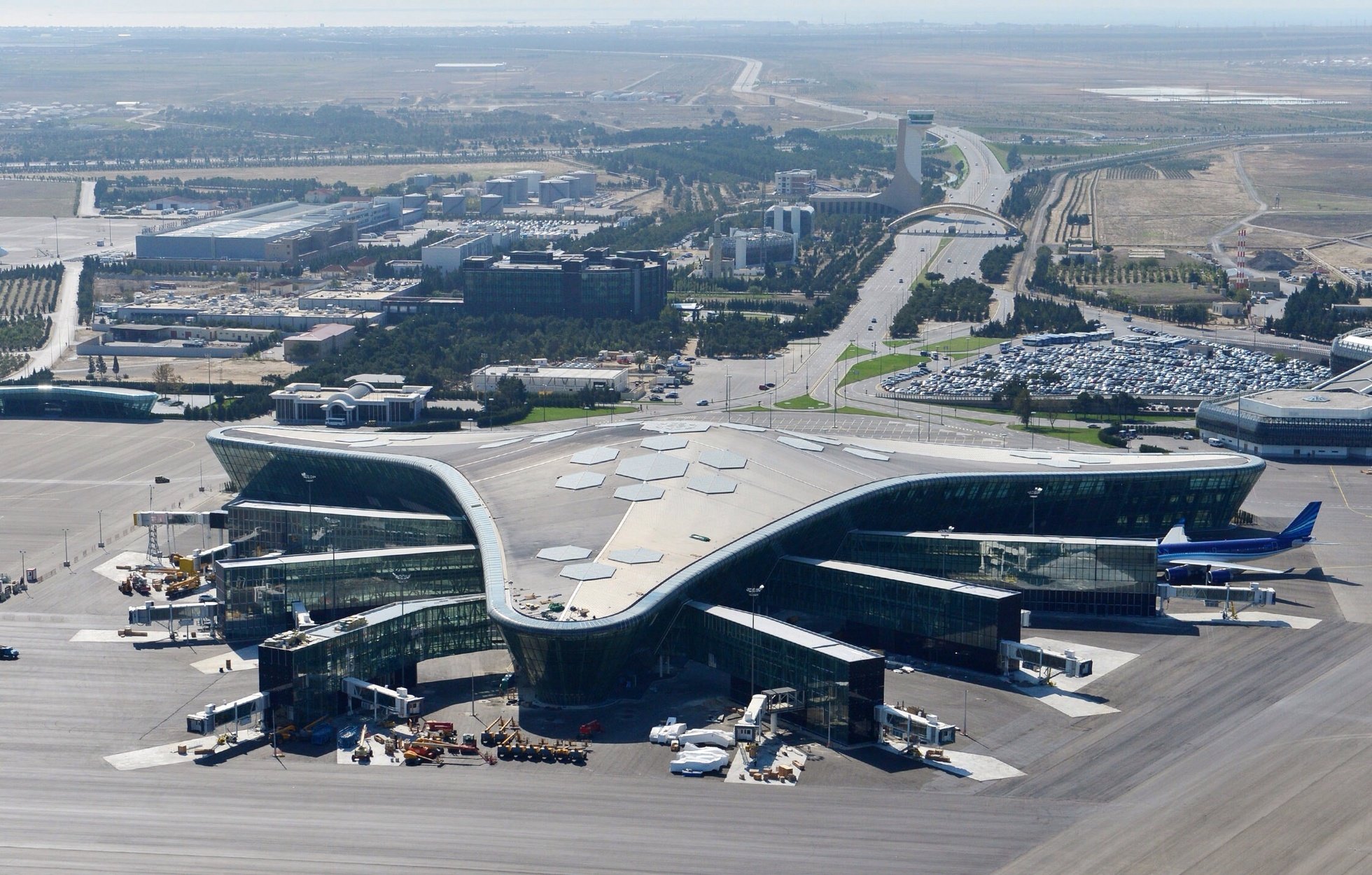 International baku. Международный аэропорт Гейдар Алиев. Аэропорт Гейдар Алиев Баку. Аэропорт Гейдар Алиев, Баку, Азербайджан. Бакинский Международный аэропорт «Гейда́р Али́ев»2021.