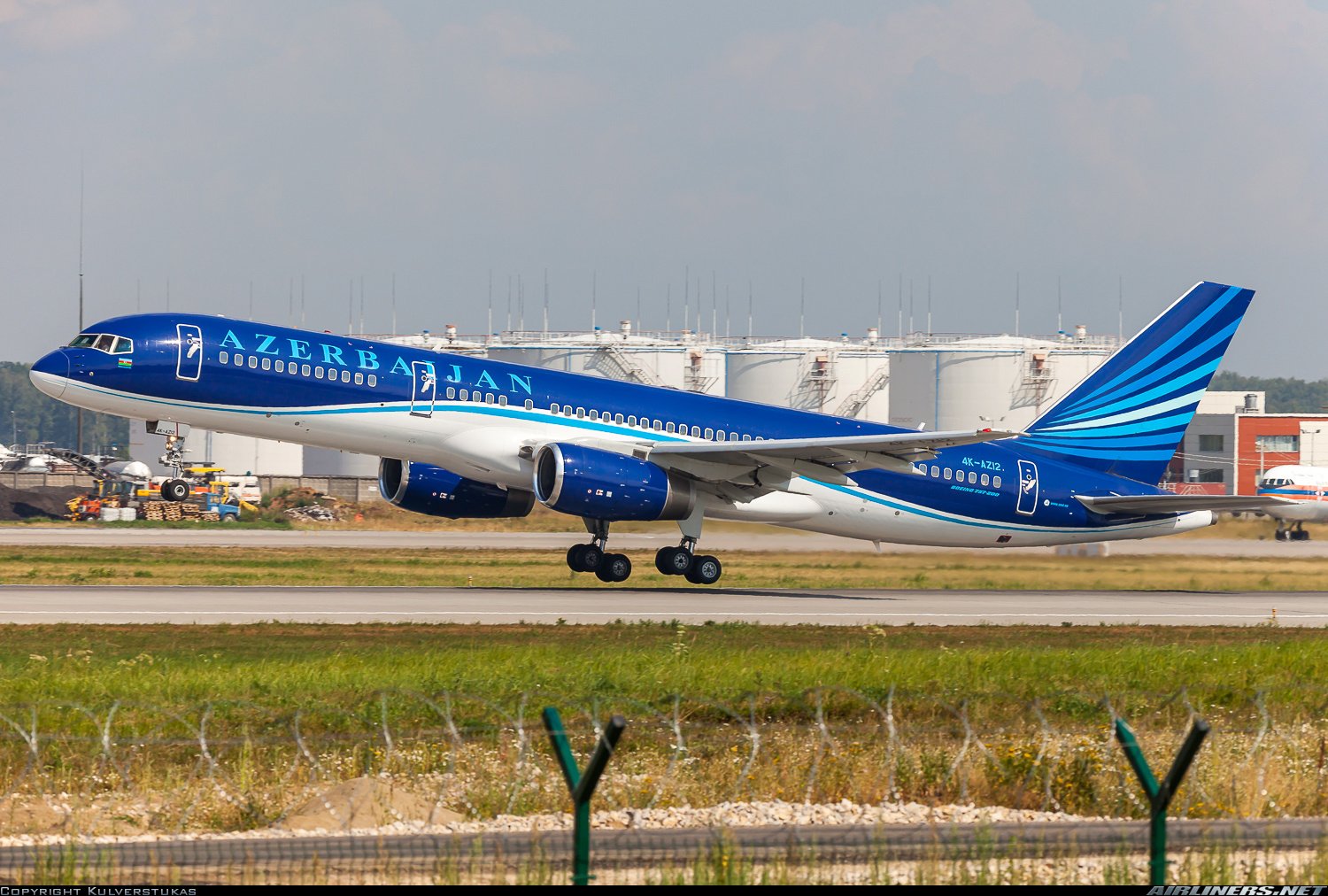 Сайт азал авиакомпания. Боинг 757 азербайджанские авиалинии. AZAL 757-200. Боинг 757-200 АЗАЛ. Azerbaijan Airlines Boeing 757-200.