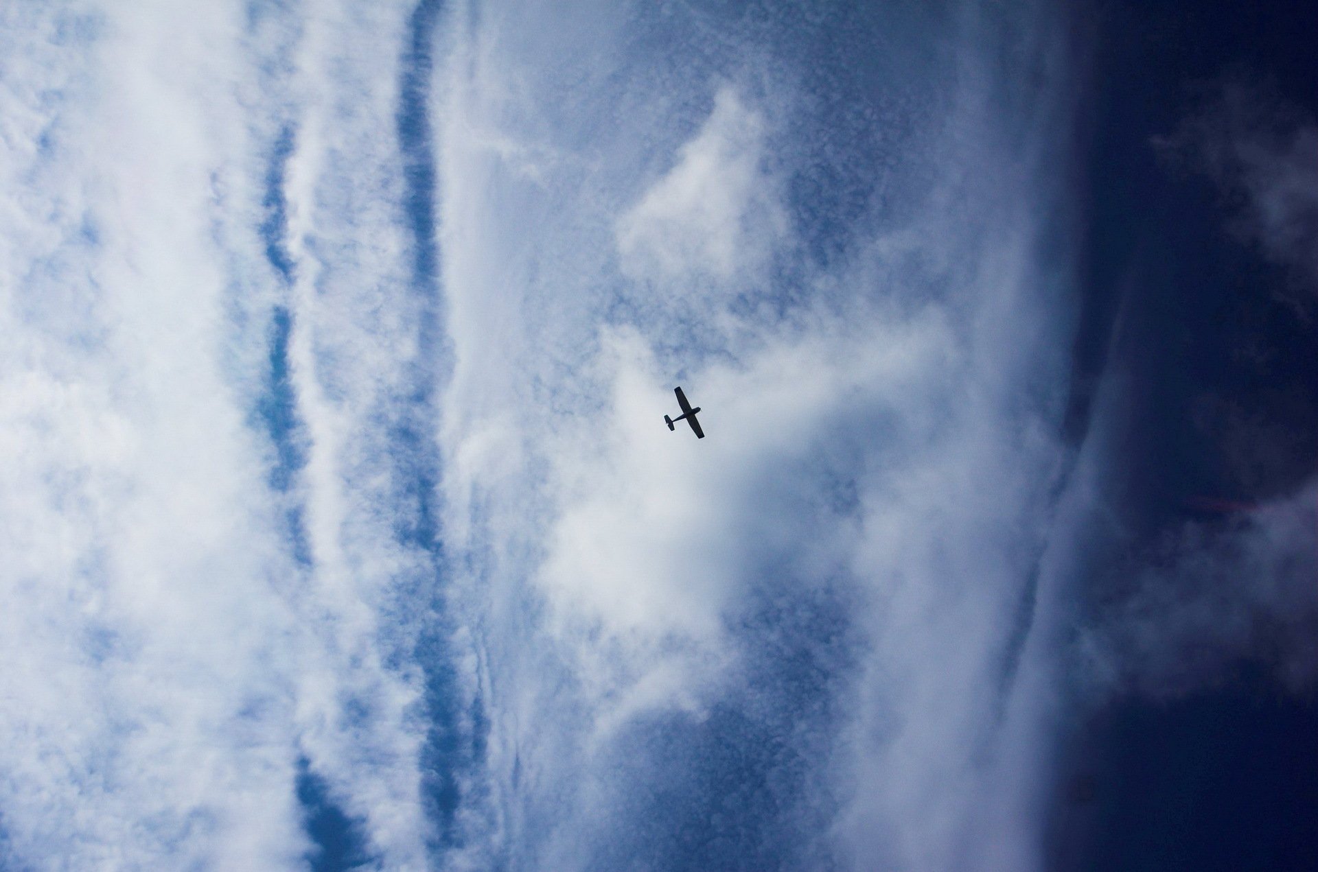 Бомбардировщик в небе. Самолёт высоко в небе. Самолет в облаках. Самолет в небе. Небо высоко.
