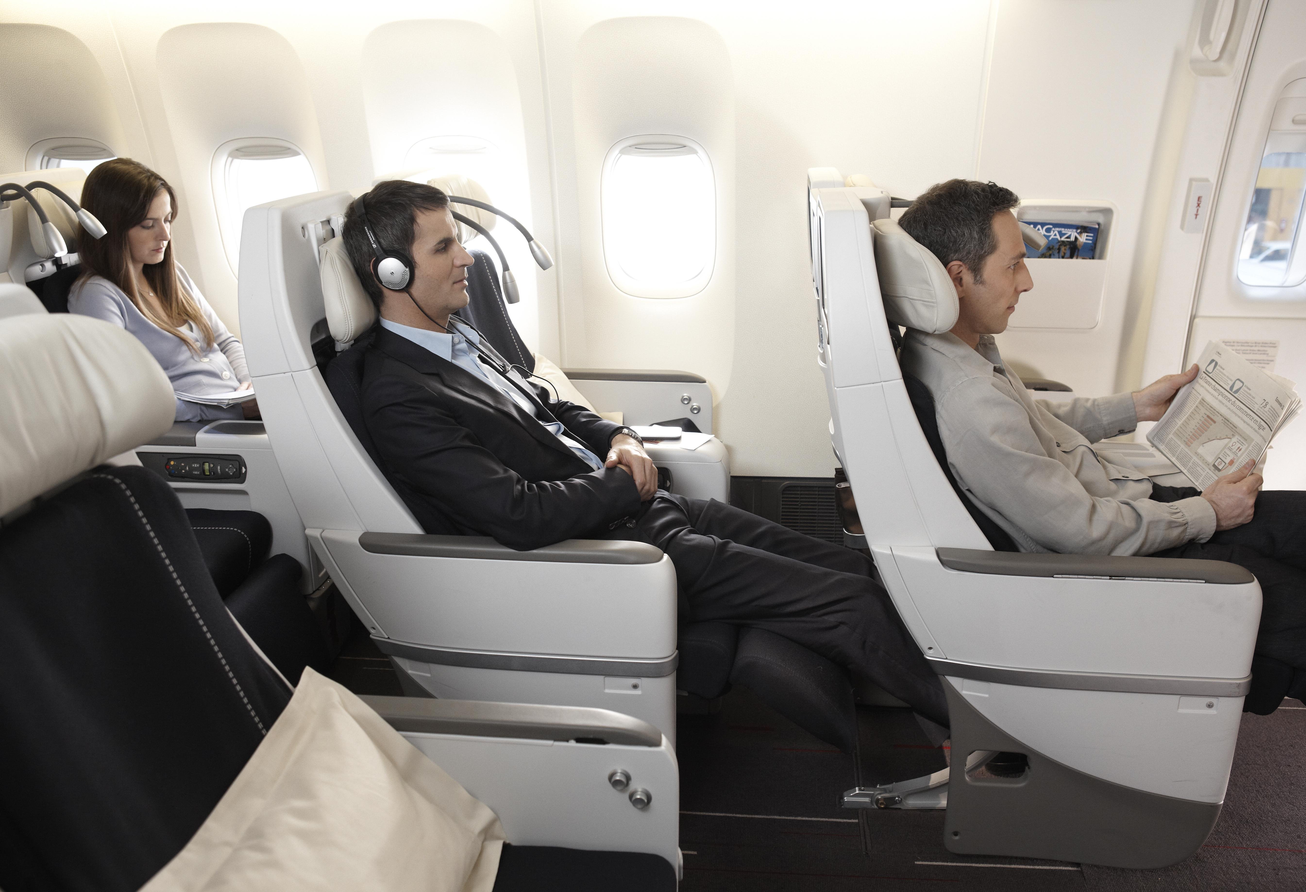 Люди сидят в самолете. Бизнес класс в самолете. Самолет внутри. Полет бизнес классом. Самолёт внутри с людьми.