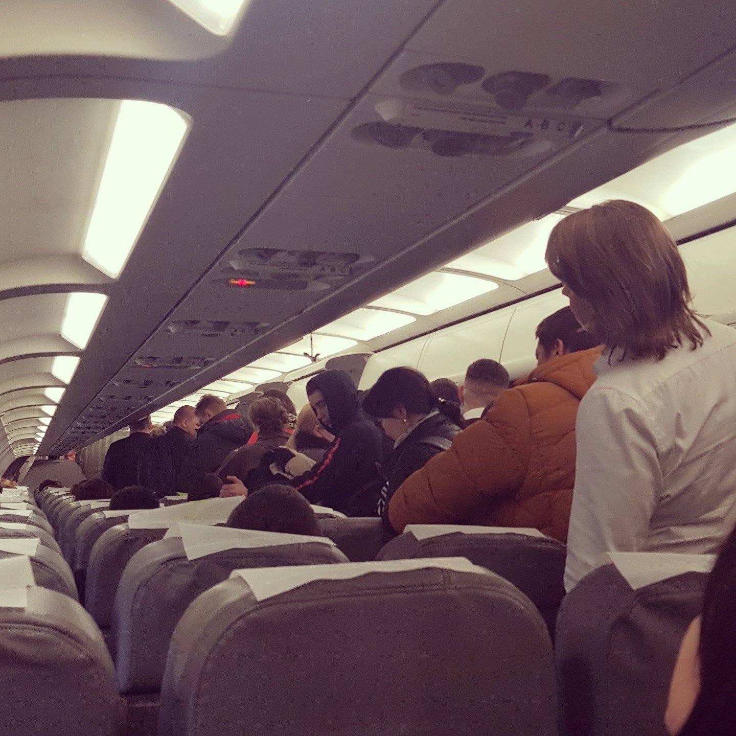 Люди сидят в самолете. Самолет. Самолёт внутри с людьми. Самолет с пассажиром. Самолет внутри.