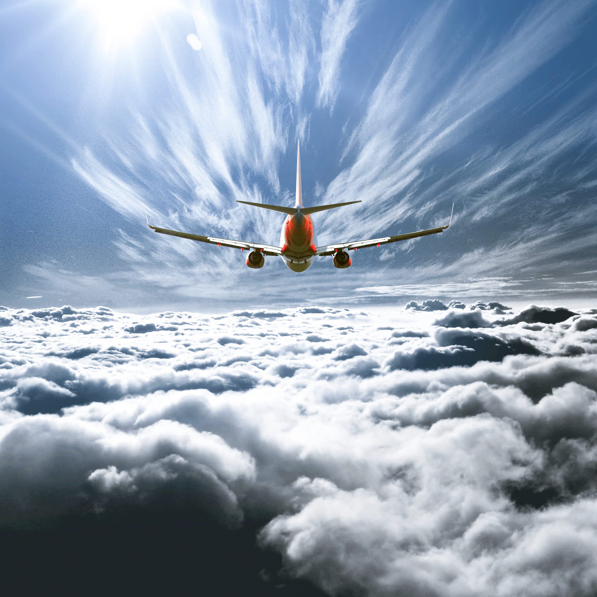 Полет. Самолет в небе. Самолет в облаках. Самолёт улетает в небо. Полет в облаках.