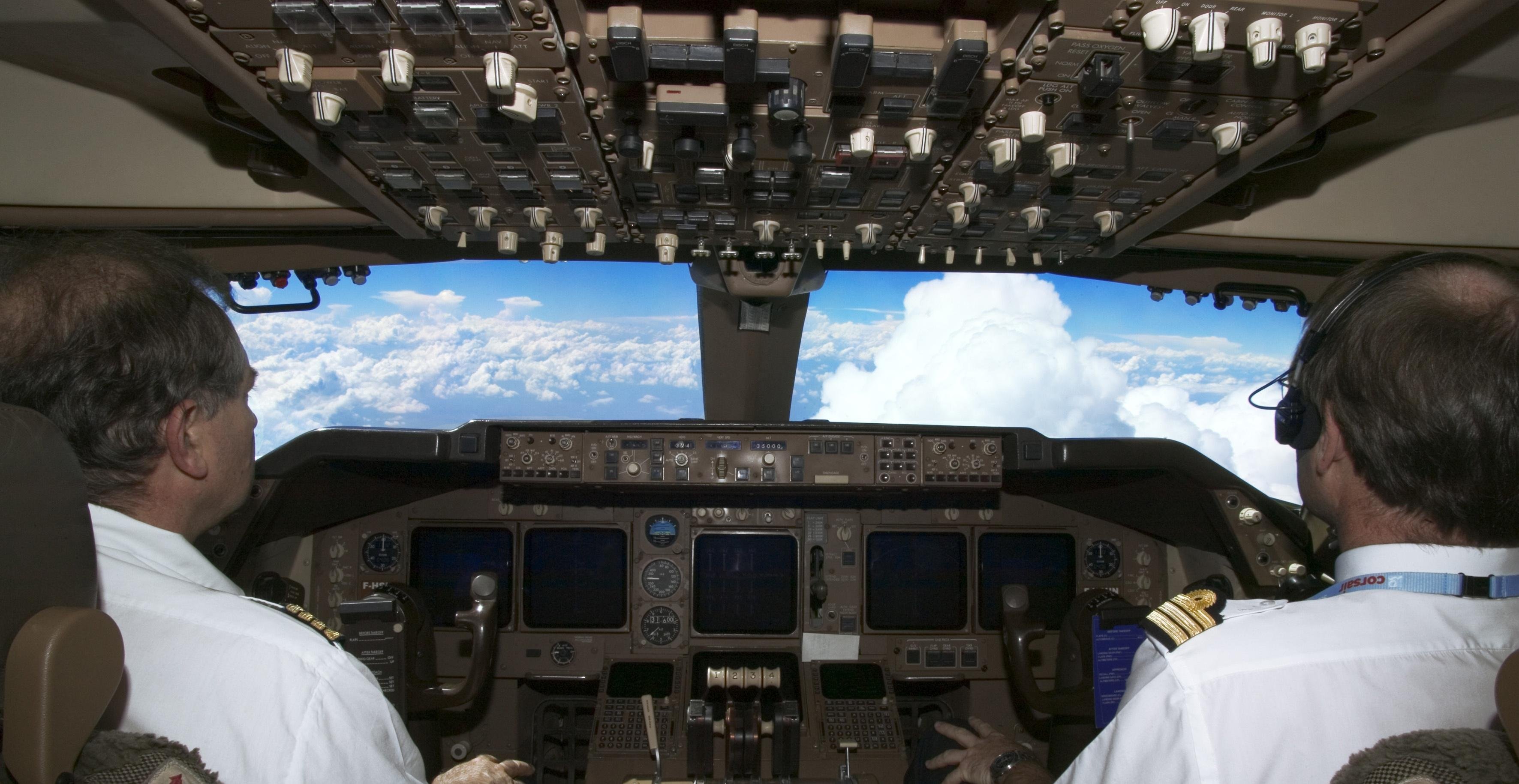 Самолет без экипажа. Боинг 747 кабина. Кабина Боинг 737. Боинг 747 бортинженер. 737 Pilot in Cockpit.
