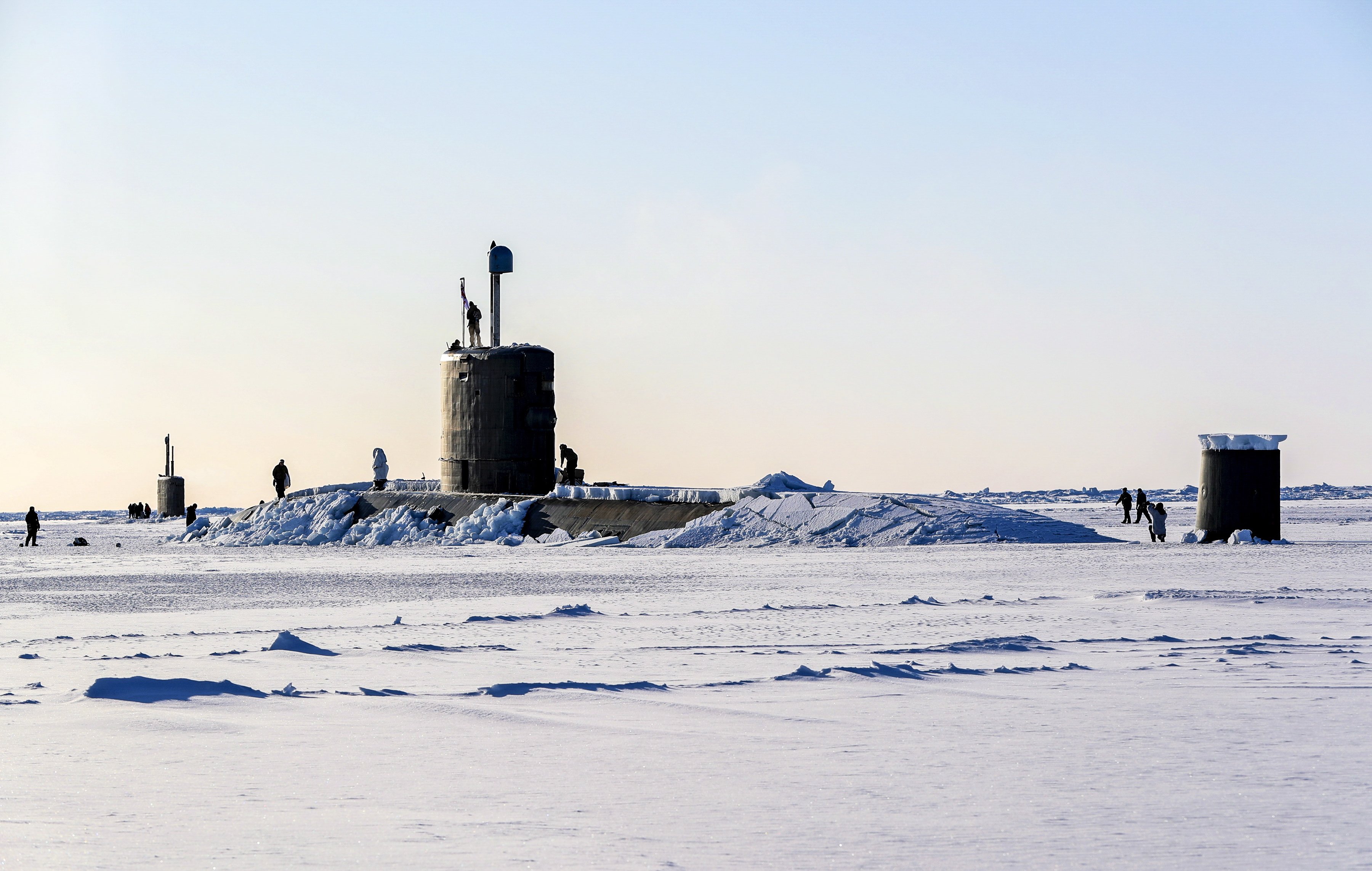 Подводная лодка на хоккейном поле. HMS trenchant Арктика. Подводная лодка ледокол. Подводная лодка всплыла на хоккейном поле. Всплытие подводной лодки на хоккейной площадке.