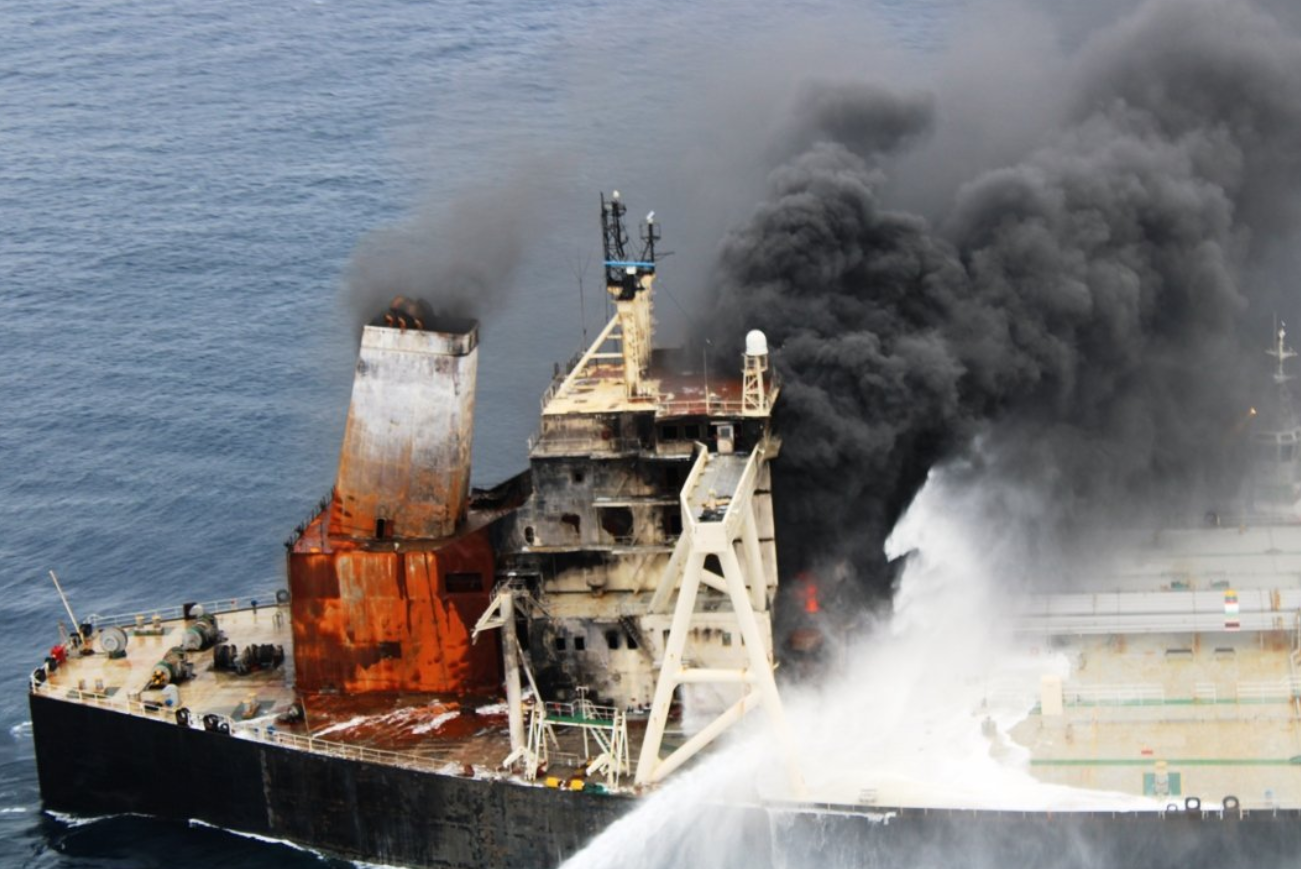 Пожар на пароходе. Пожар на корабле. Горящий корабль. Корабль горит. Пожары на судах.
