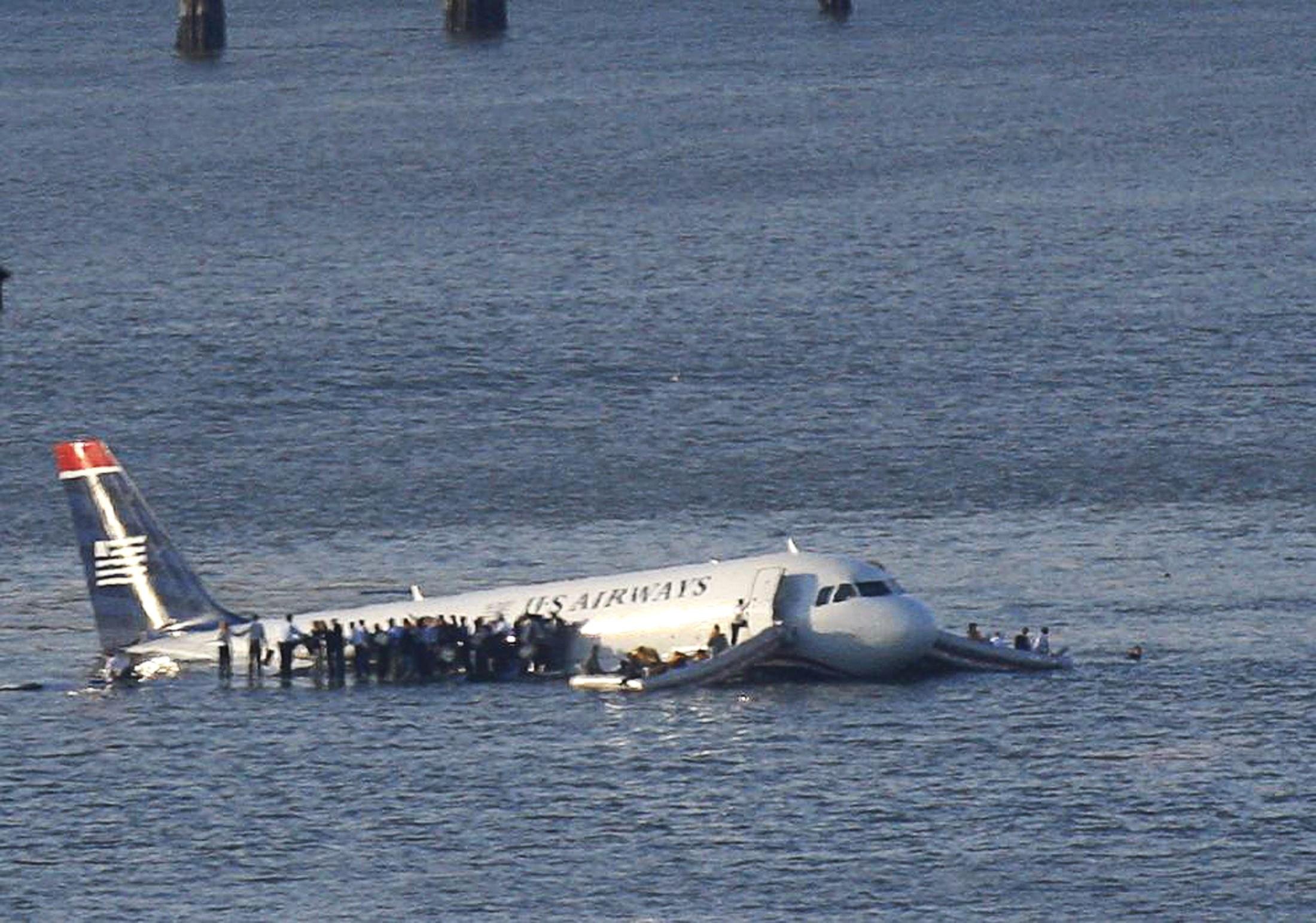 Самолет падает в воду. Аварийная посадка a320 на Гудзон. Гудзон 15 января 2009. Airbus a320 Гудзон. Самолёт на Гудзоне 2009.