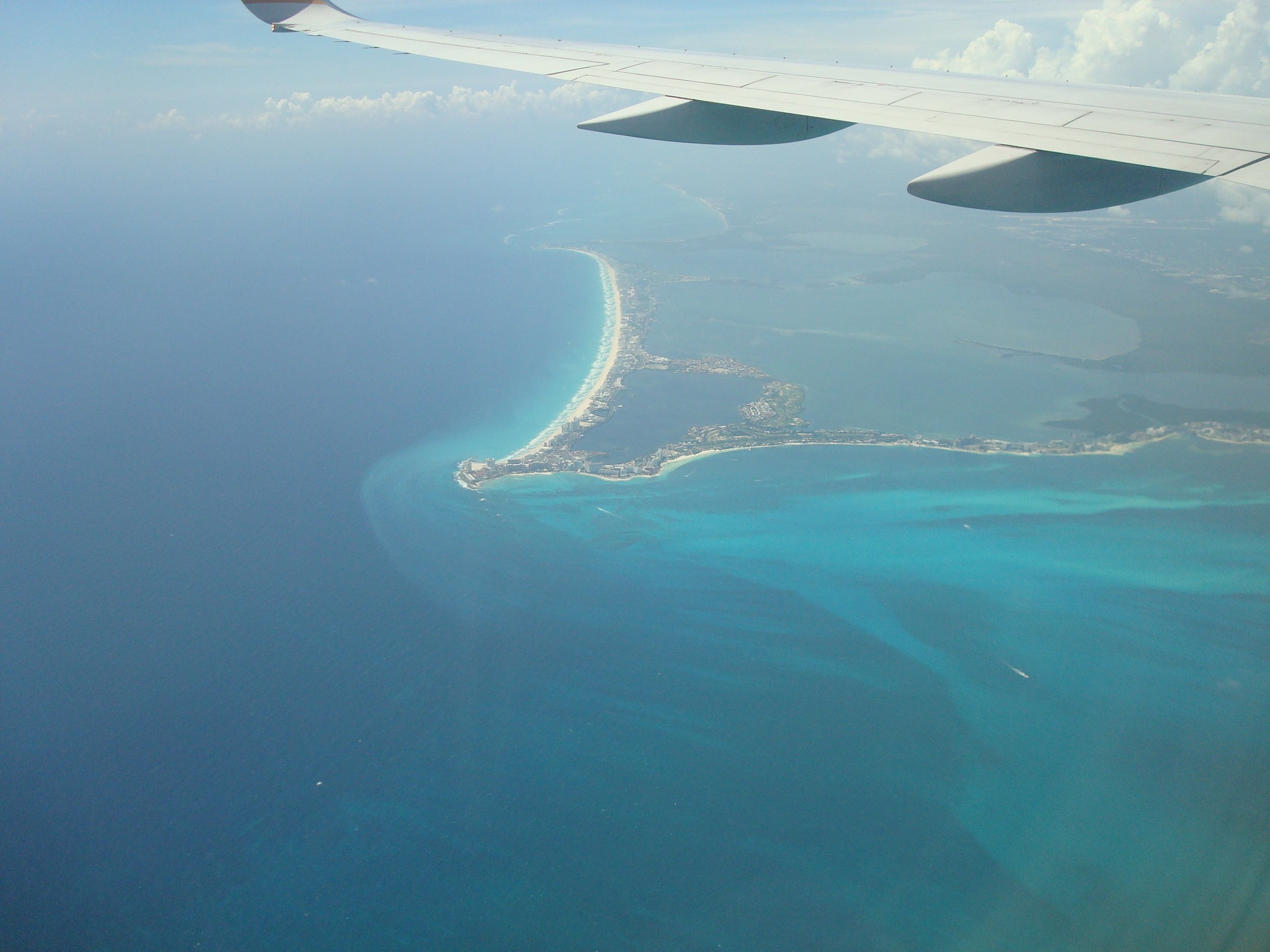 Самолет через тихий океан. Тендровская коса. Остров Канкун самолёт. Вид с самолета на океан. Самолет море.