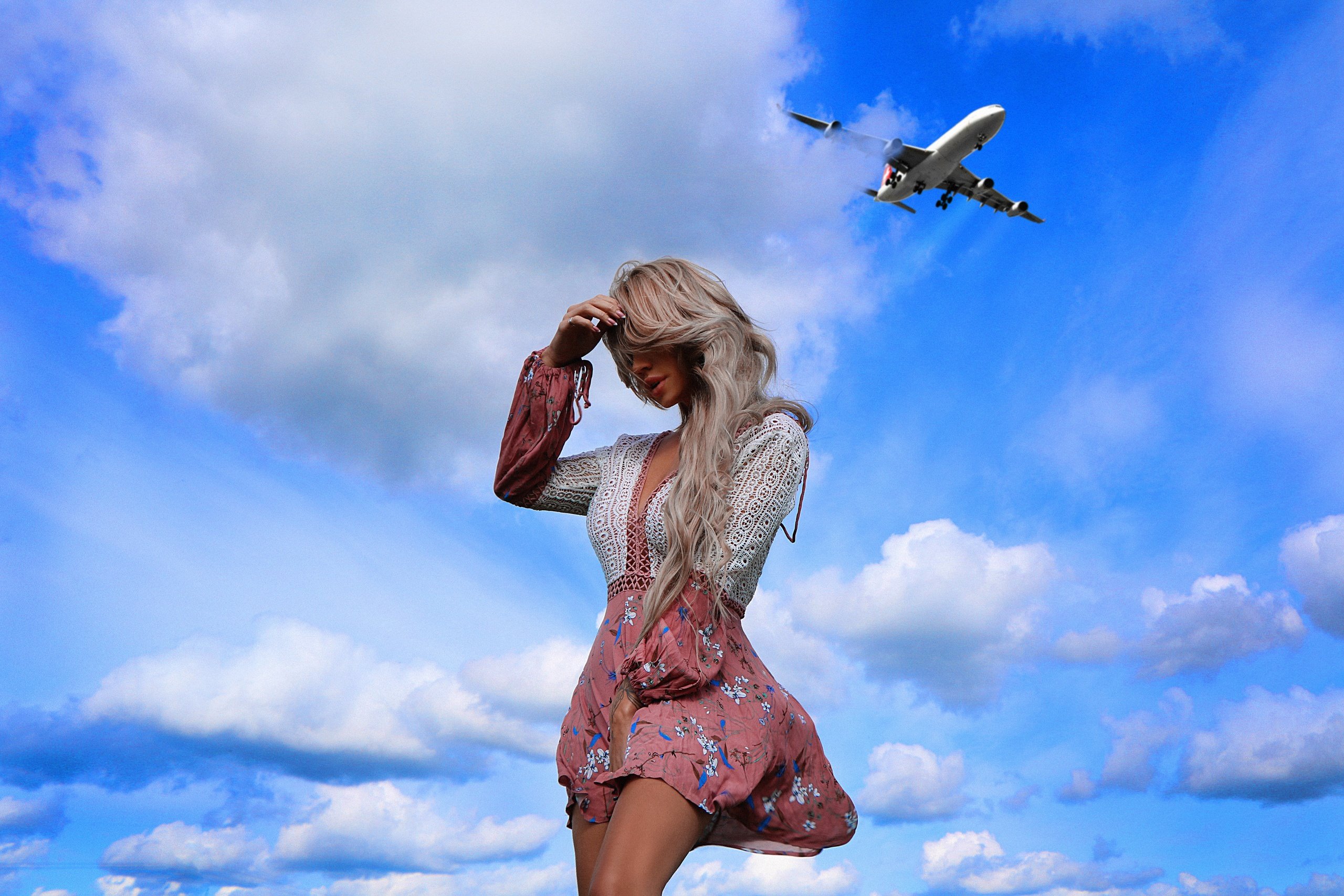 Сойти полететь. Девушка в самолете. Небо самолет девушка. Фотосессия с самолетом. Девушка и небо.