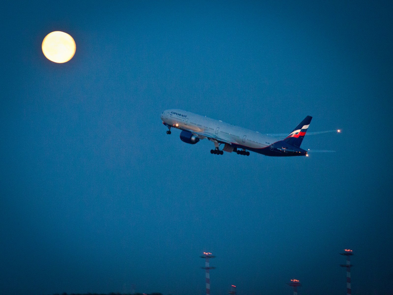 Самолет в 7 вечера. Боинг 777 взлет Шереметьево. Самолет ночью. Самолет в ночном небе. Самолет Аэрофлот в небе.
