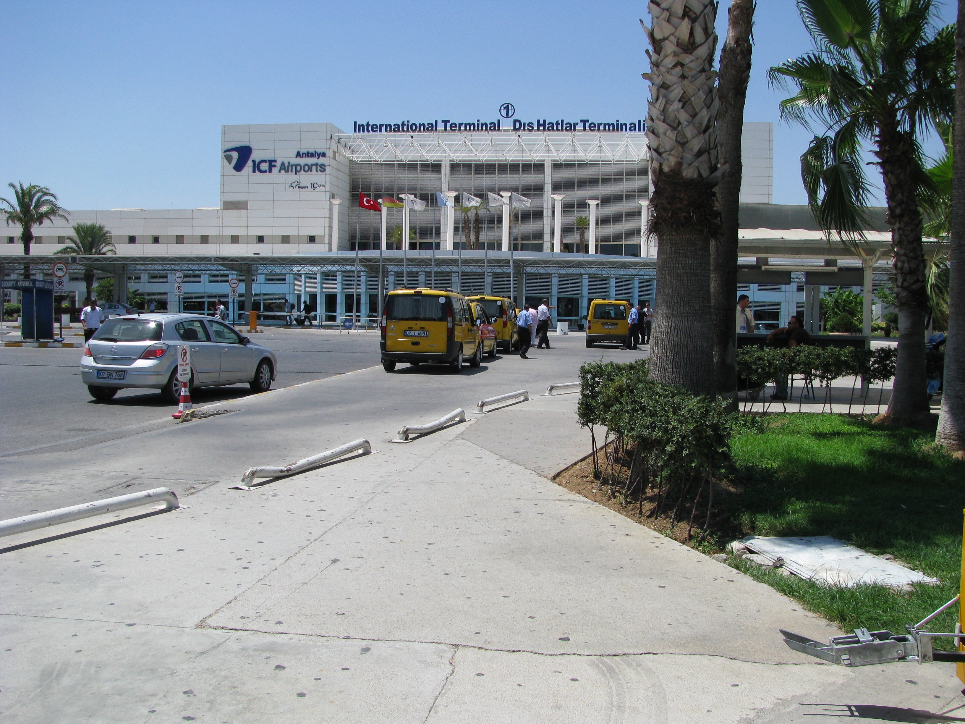 Международный аэропорт анталия. Аэропорт в Анталии Турция. Peninsula аэропорт Анталья. 1с в аэропорту Анталии. Аэропорт Анталия терминал 2.