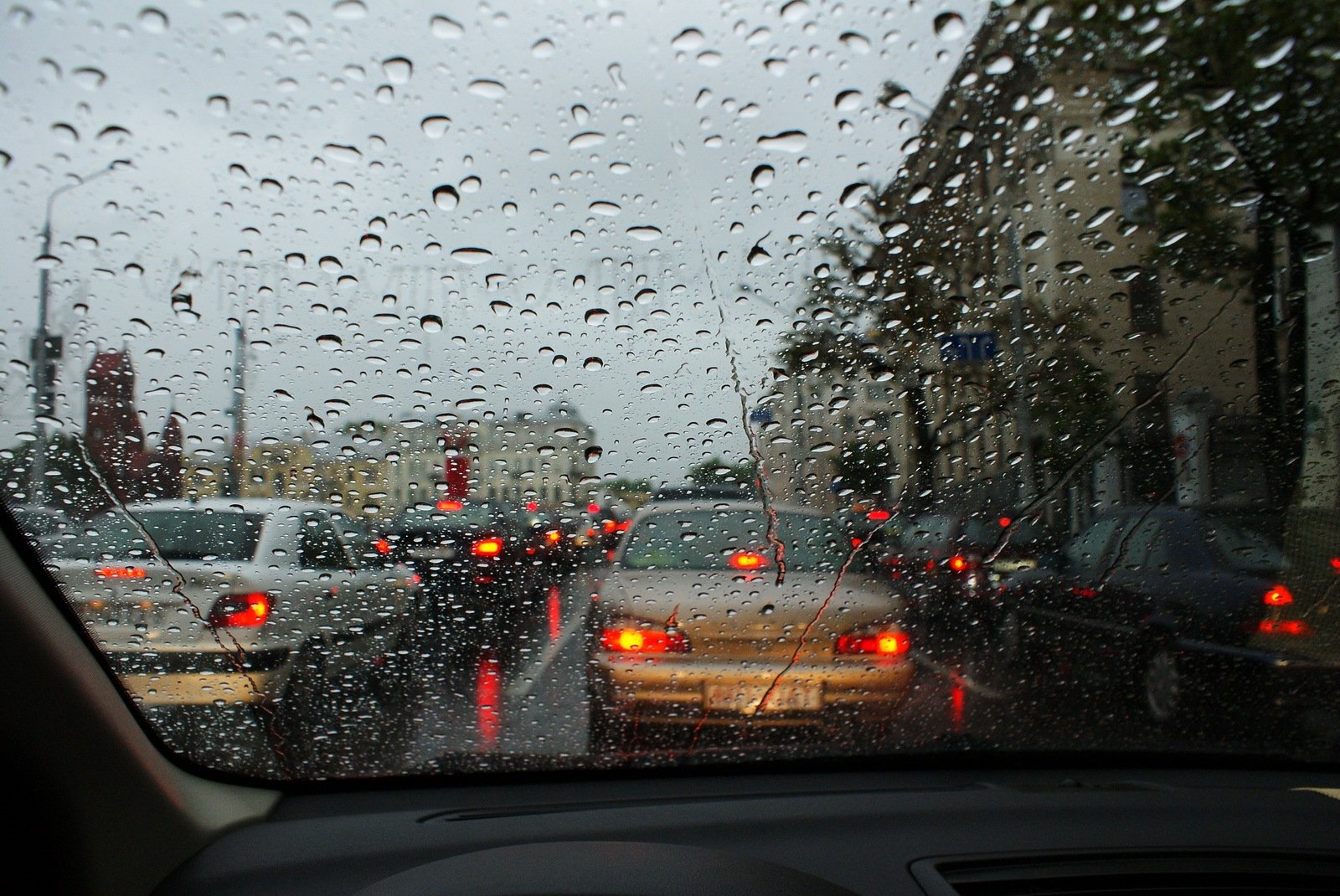 Работает во время дождя. Вид из окна автомобиля. Дождь за окном машины. Дождь из машины. Дождливое окно машины.
