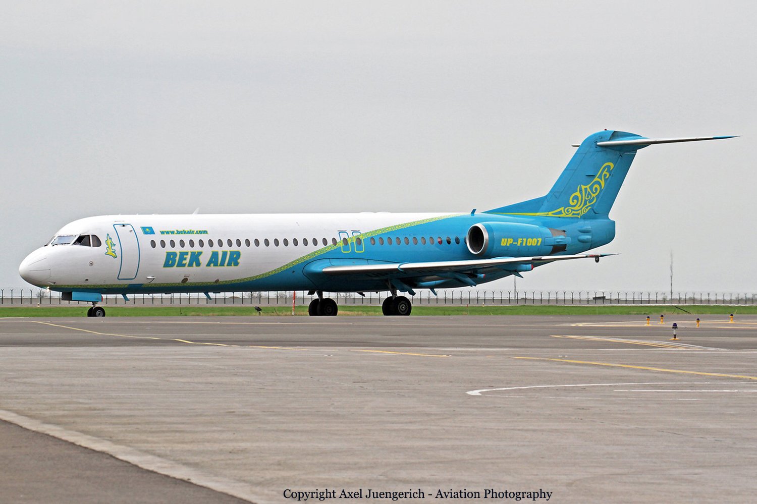 Самолеты через казахстан. Fokker 100 самолет. Bek Air авиакомпании Казахстана. Bek Air Flight 2100. Yeti Airlines самолеты.