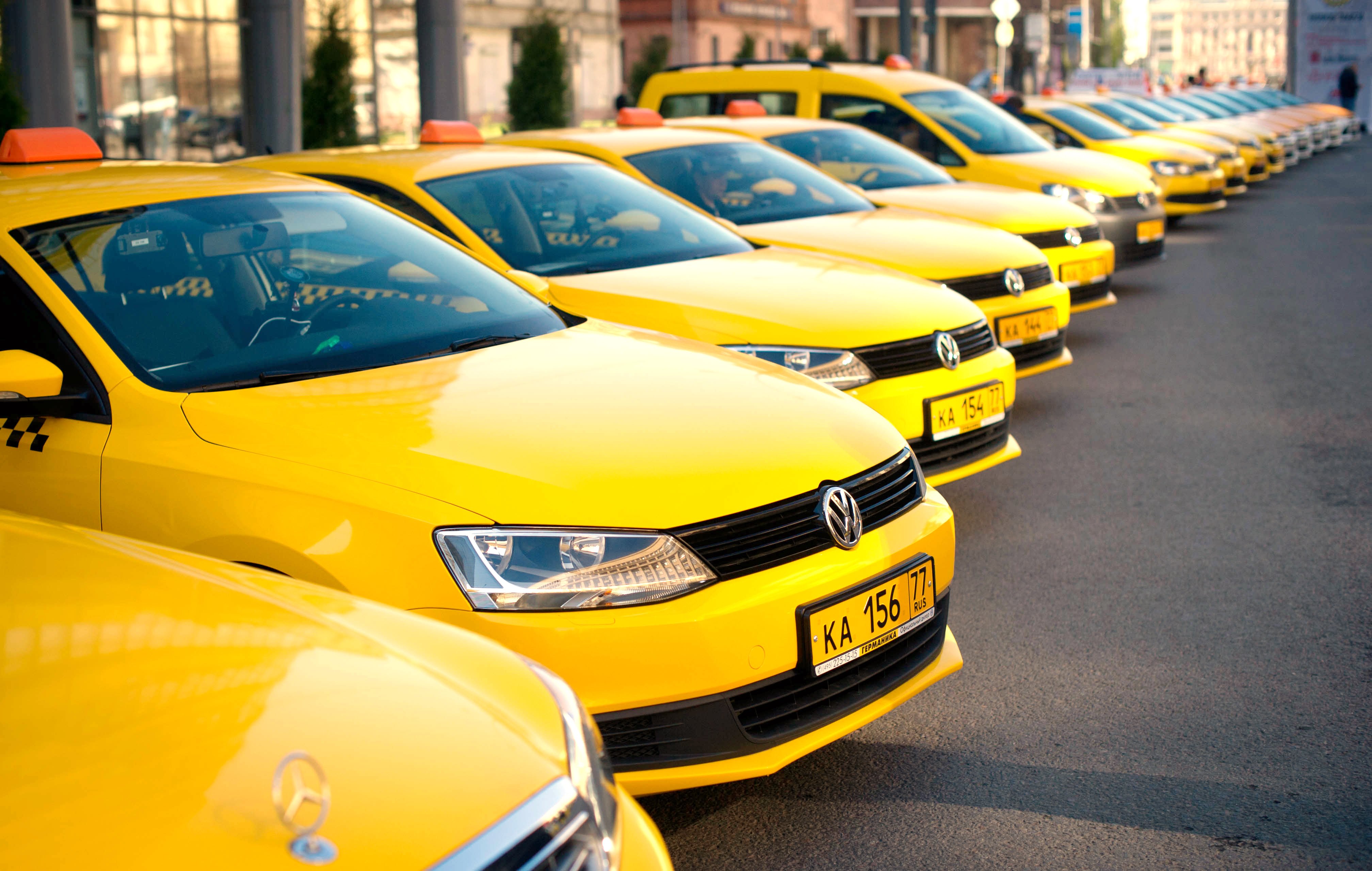 Такси какой цвет должен быть. VW Polo 2022 Taxi. Машина "такси". Желтый автомобиль. Машина желтая.