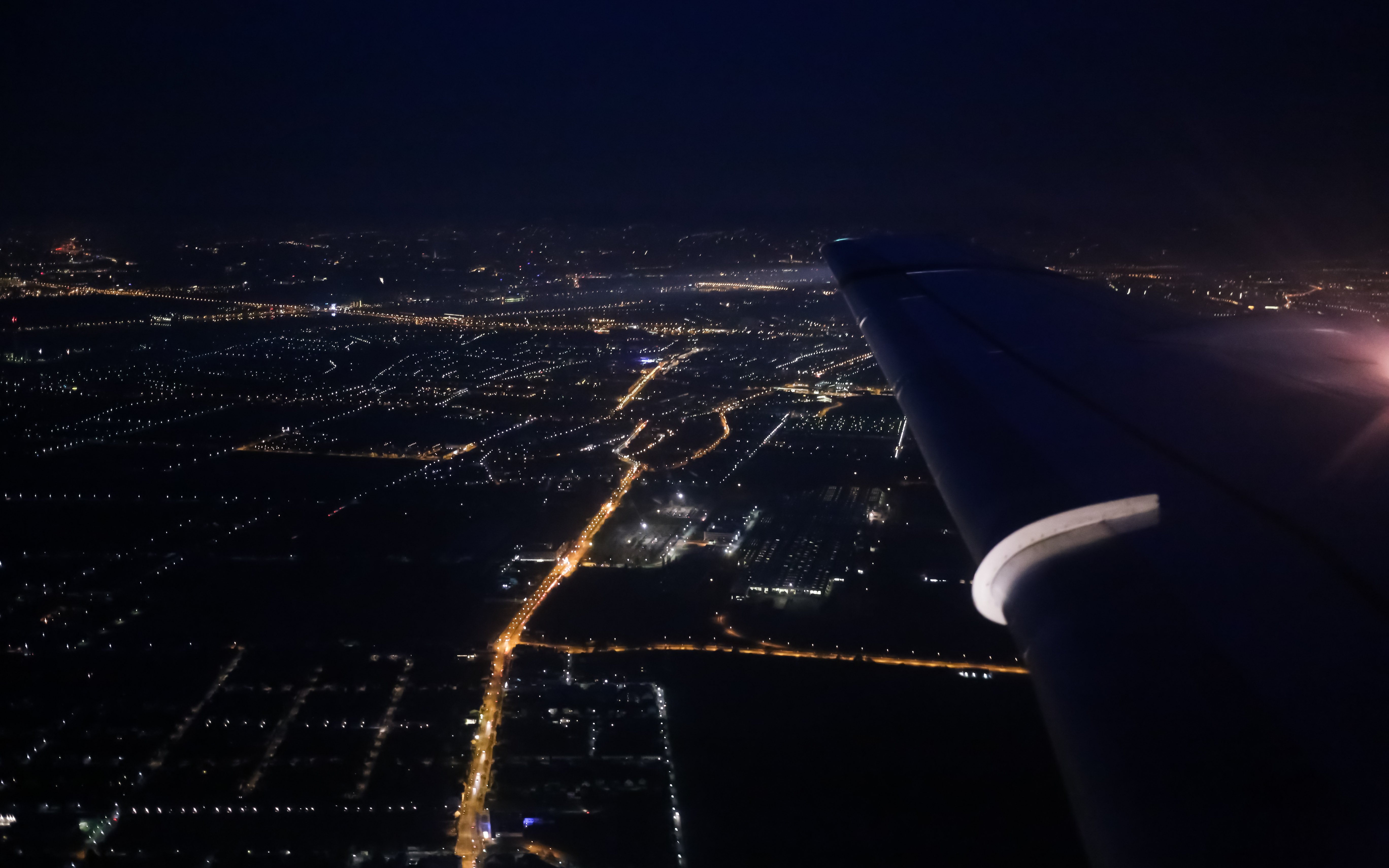 Out of view. Вид из самолета. Вид с самолета ночью. Красивый вид с самолета. Вид с иллюминатора самолета.
