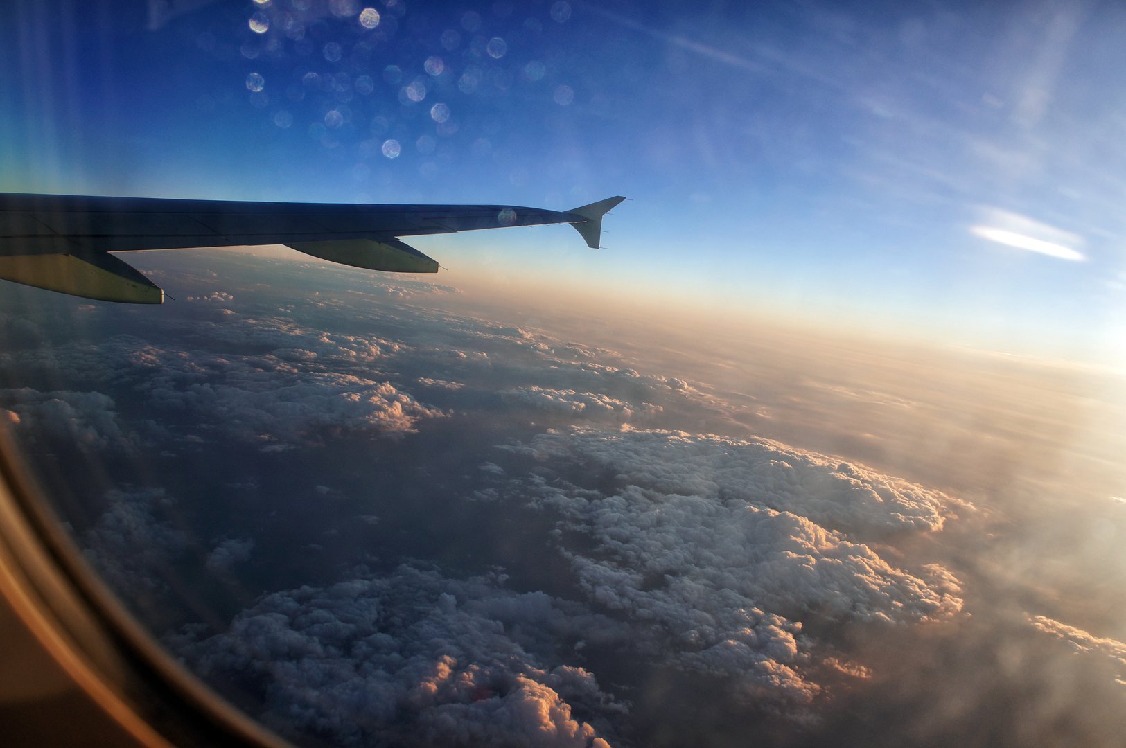 Фото крыла самолета из иллюминатора в небе