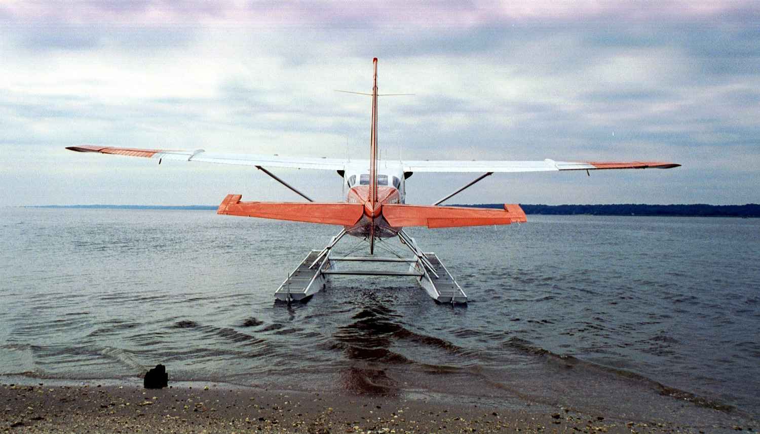 Самолет летающий по воде. Самолет на воде. Плавающий самолет. Самолет на водных лыжах. Самолет над водой.