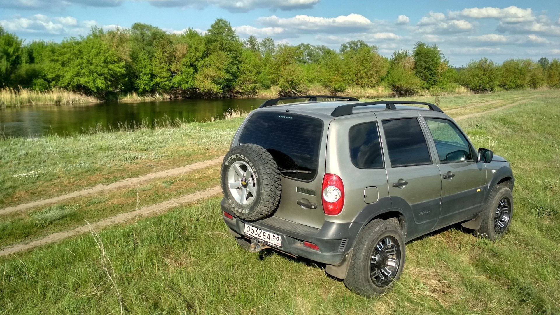 Chevrolet Niva белая Offroad