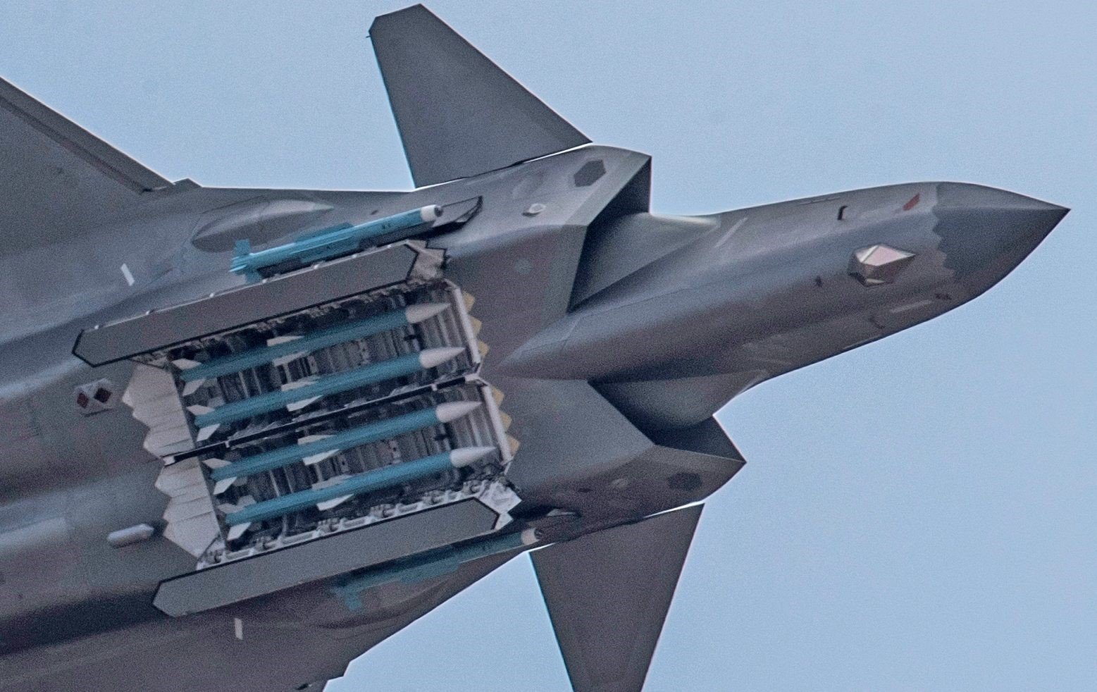 Истребитель 20. J-20 истребитель. Chengdu j-20. J20 самолет. J20 китайский самолет.