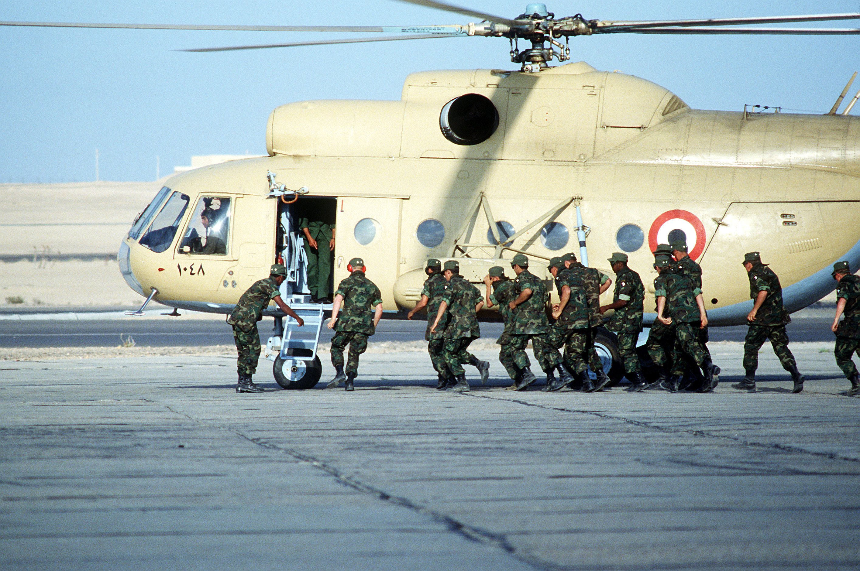 Вертолет десантников. Ми-8 ВВС Египта. Десантирование с вертолета ми-8. Ми8 десантный Гостомель. Ми-8 вертолёт США.