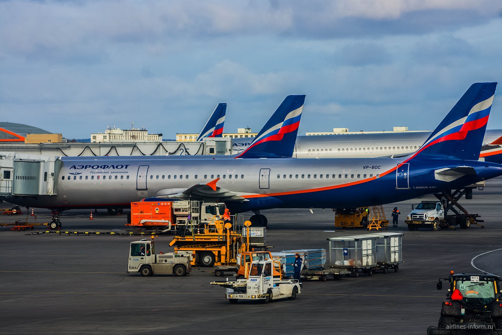 Аэрофлот отзывы. Airbus a321 Аэрофлот Шереметьево. Самолеты Аэрофлота в аэропорту. Аэрофлот Су 1625. Грузовой самолет Аэрофлот.