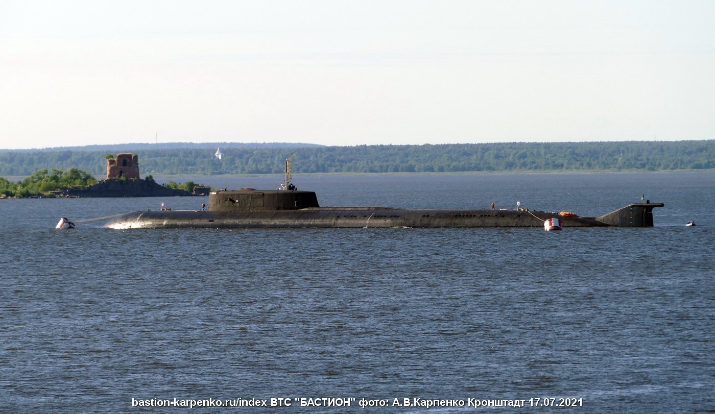 Подводники кронштадта. Атомная подводная лодка к-266 «Орел». Подводная лодка акула в Кронштадте. Подводная лодка на рейде Кронштадта.