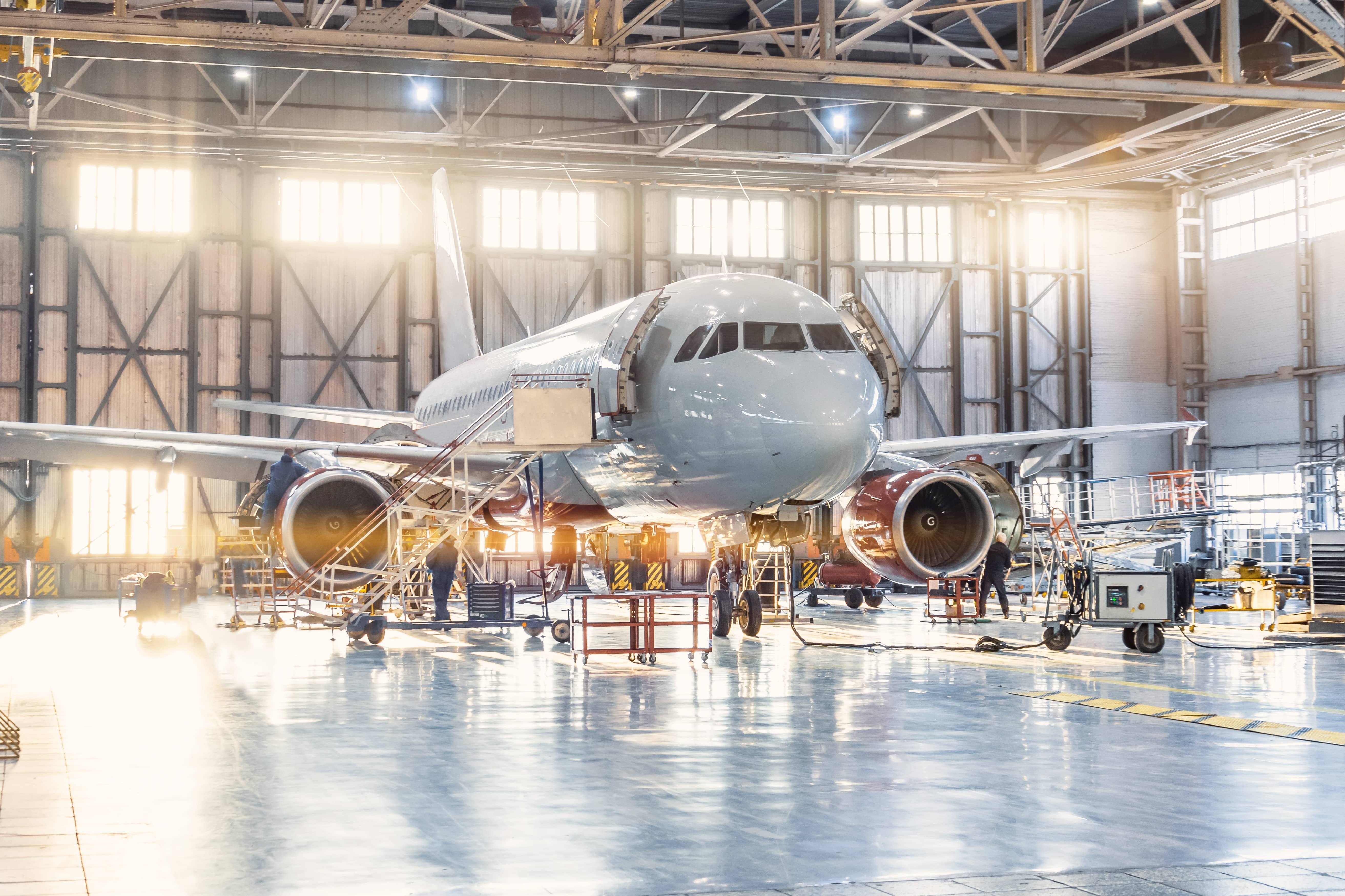 Ангар для самолета. Боинг 737 в ангаре. Самолет в ангаре. Современный ангар для самолета.